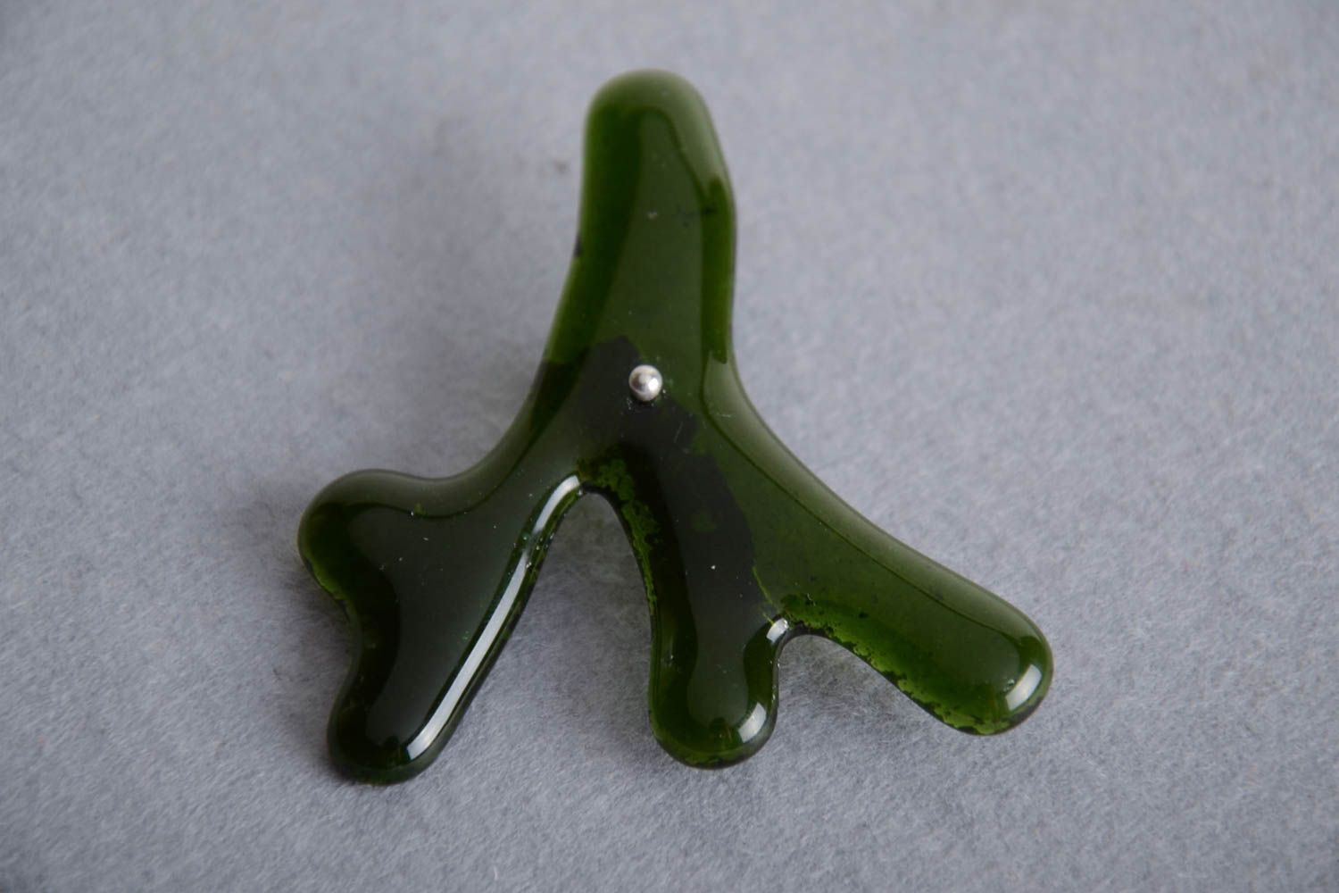 Broche original artesanal de vidrio de fusing con forma de rama verde foto 1