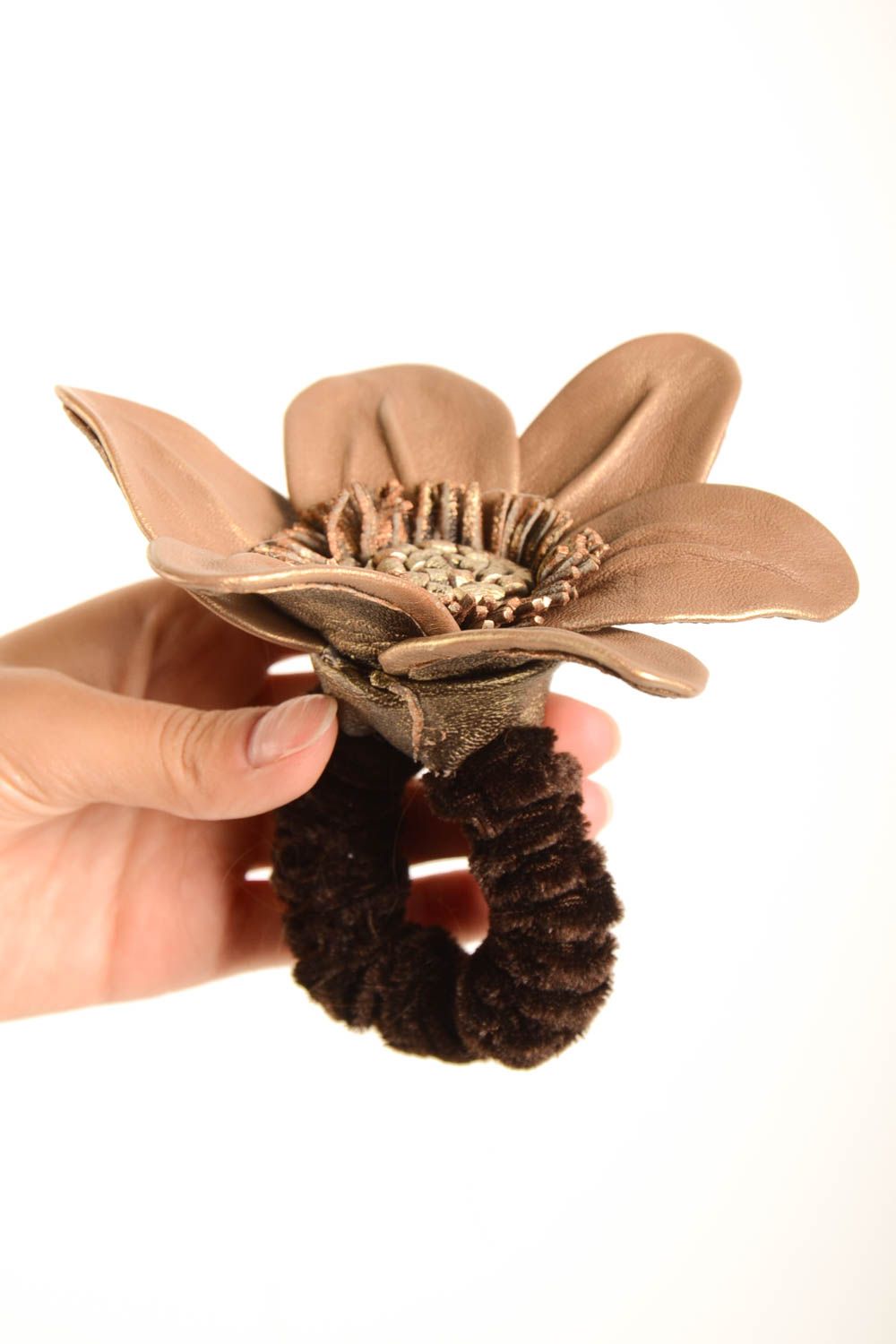 Аксессуар для волос ручной работы резинка с цветком изделие из кожи коричневое фото 2