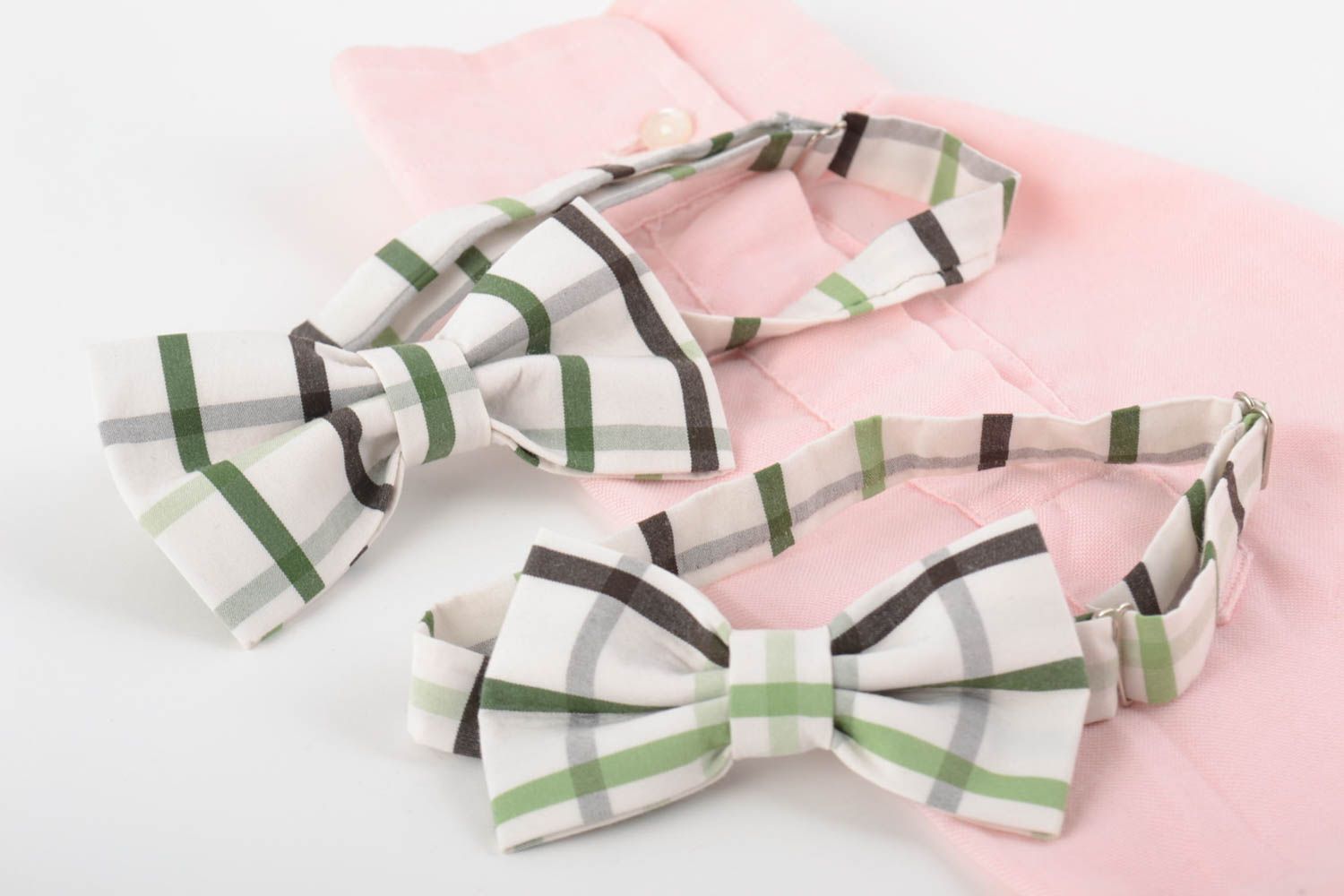 Набор текстильных галстуков-бабочек ручной работы для папы и сына 2 штуки фото 1