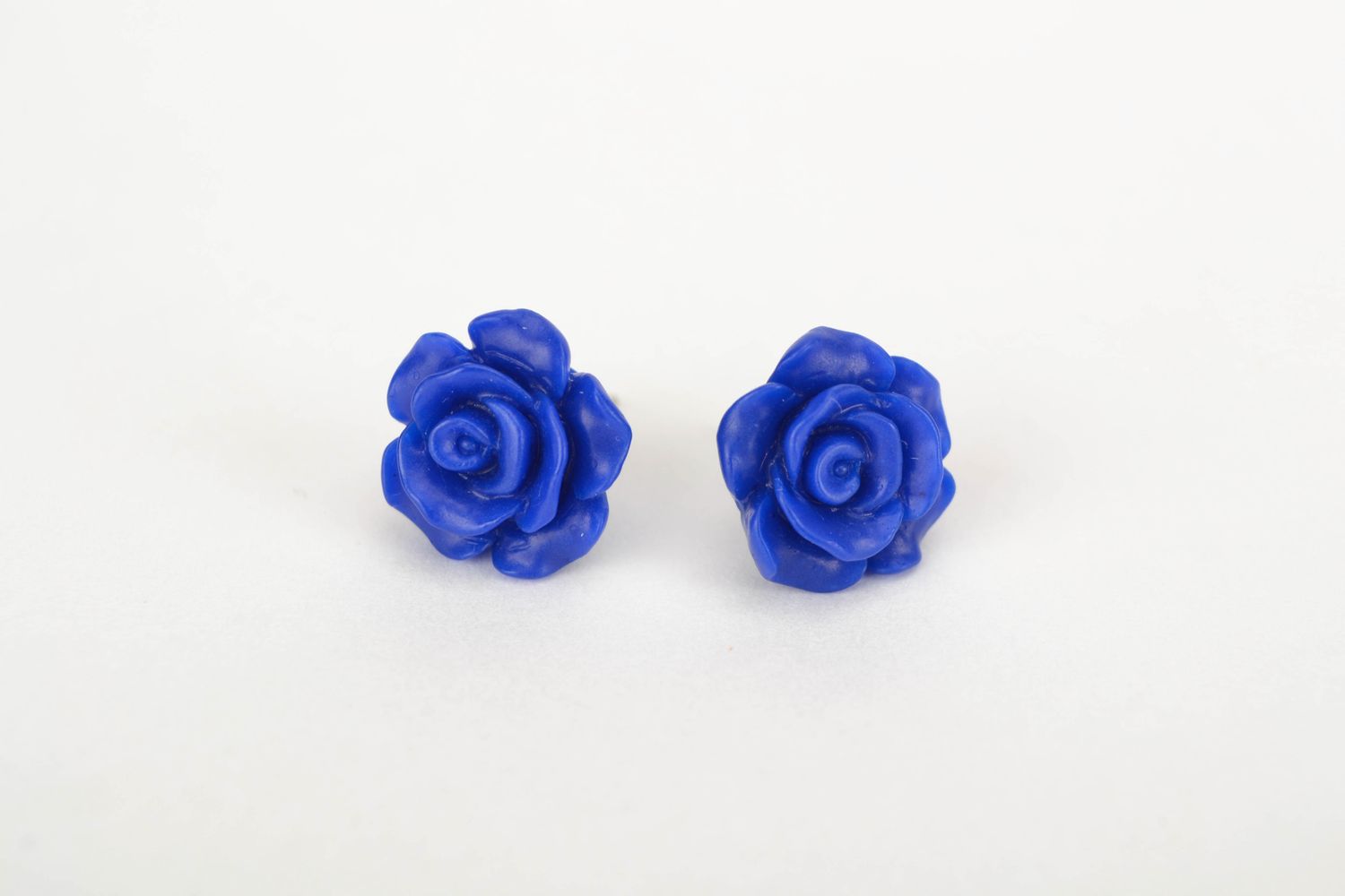 Серьги-гвоздики из полимерной глины в виде синих роз фото 3