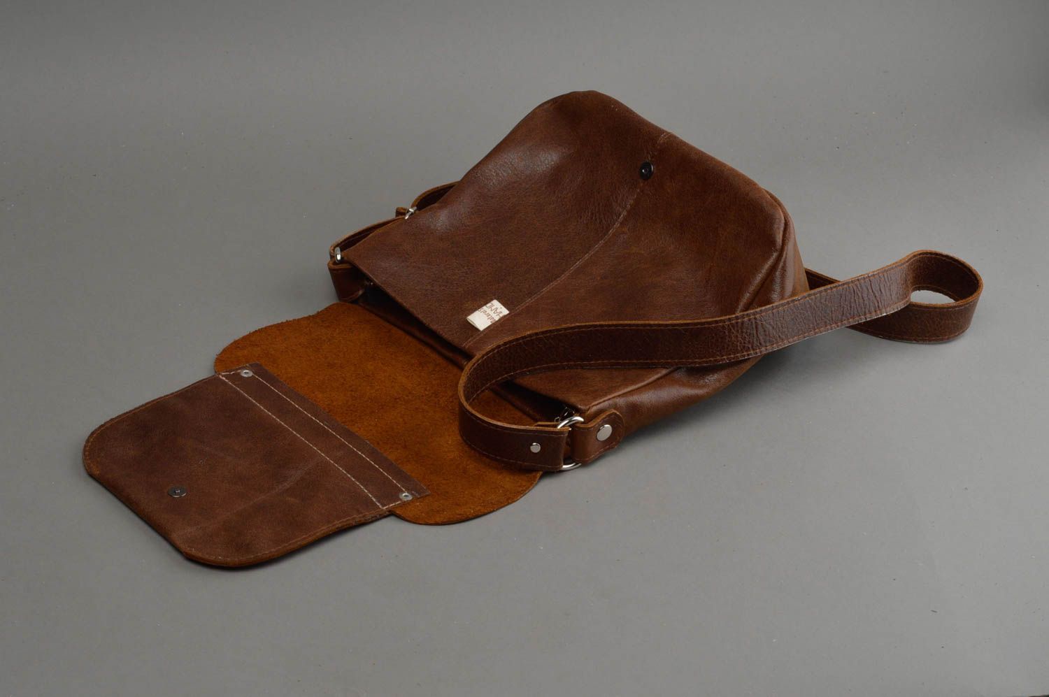 Коричневая сумка из натуральной кожи ручная работа с длинным ремешком и карманом фото 2