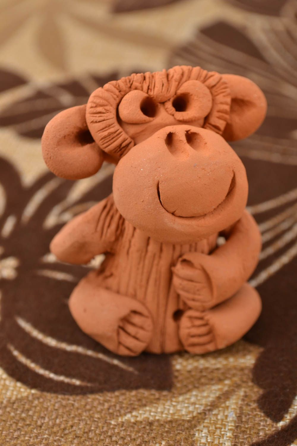 Petite figurine en céramique brune faite main originale en forme de singe  photo 1