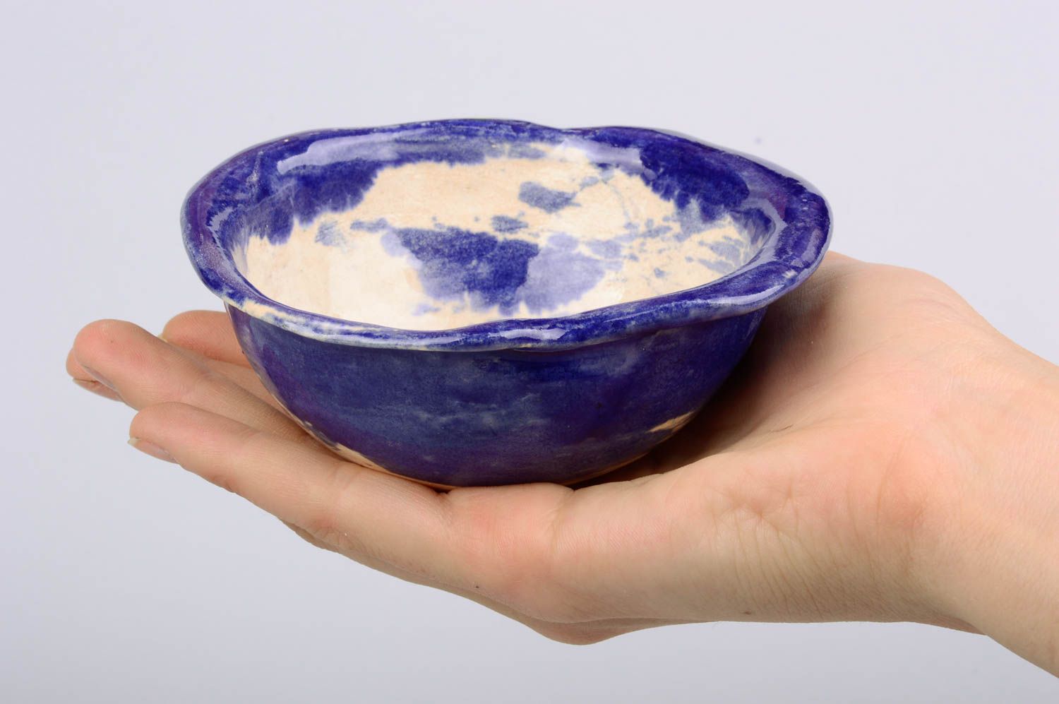 Petit bol en argile blanche fait main design original vaisselle couleur bleue photo 2