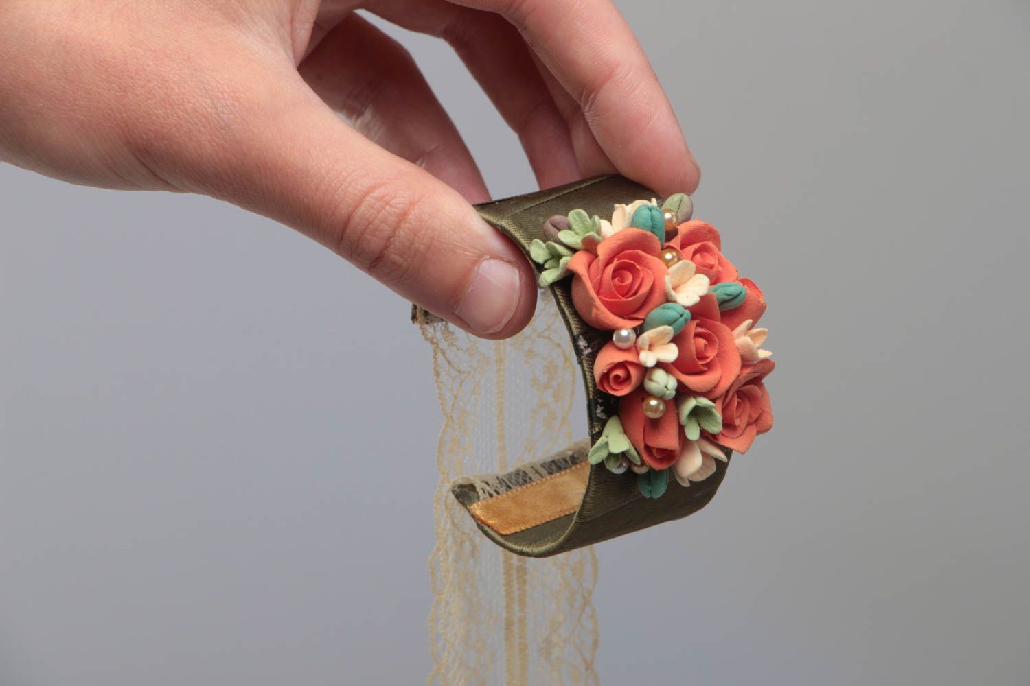 Künstlerisches breites Blumen Armband aus Polymer Ton und Spitzen originell foto 6