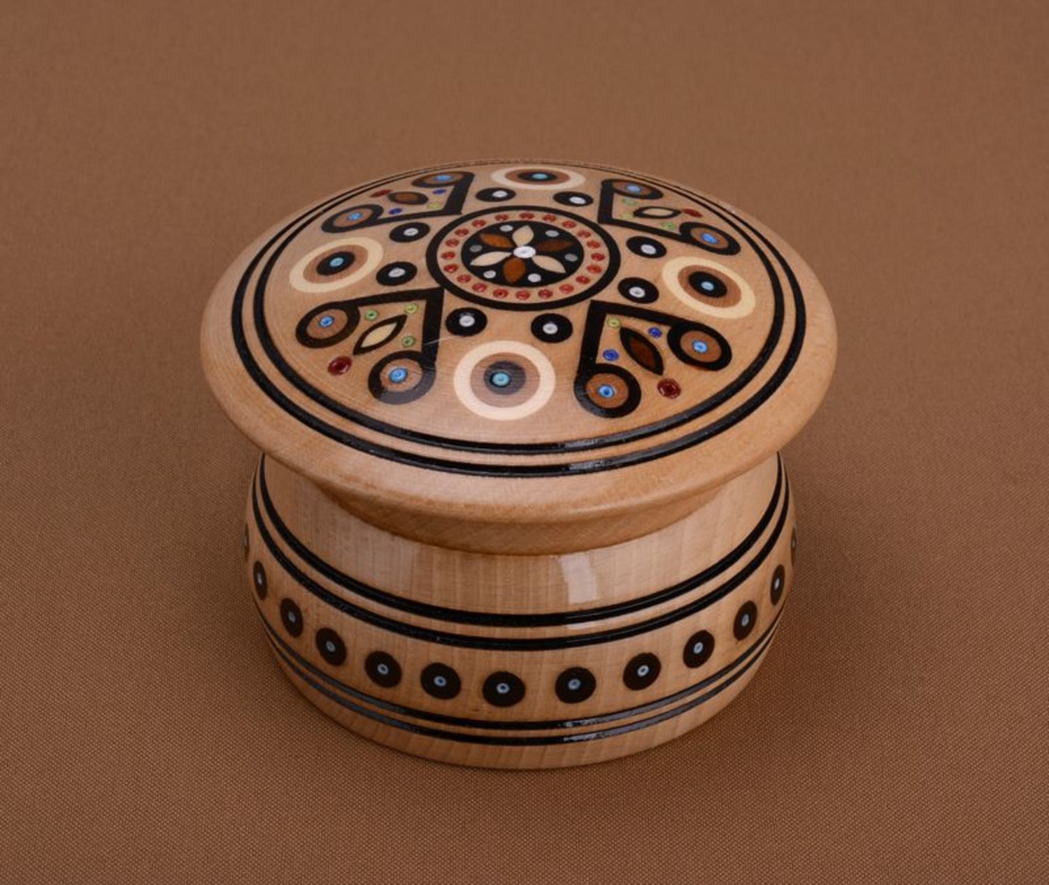 Круглая деревянная шкатулка ручной работы фото 2