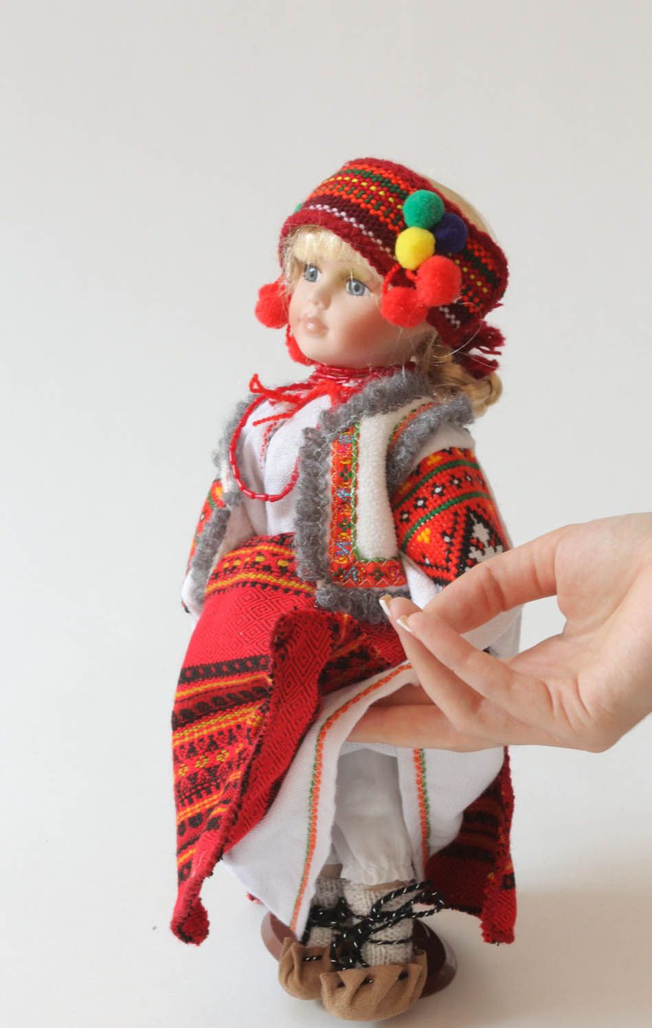 Muñeca de porcelana con traje étnico foto 4