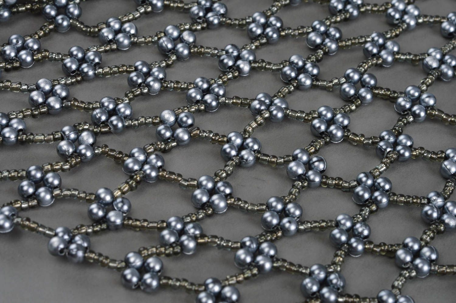 Collier en perles de rocailles fait main en forme de fichu couleur d'anthracite photo 4