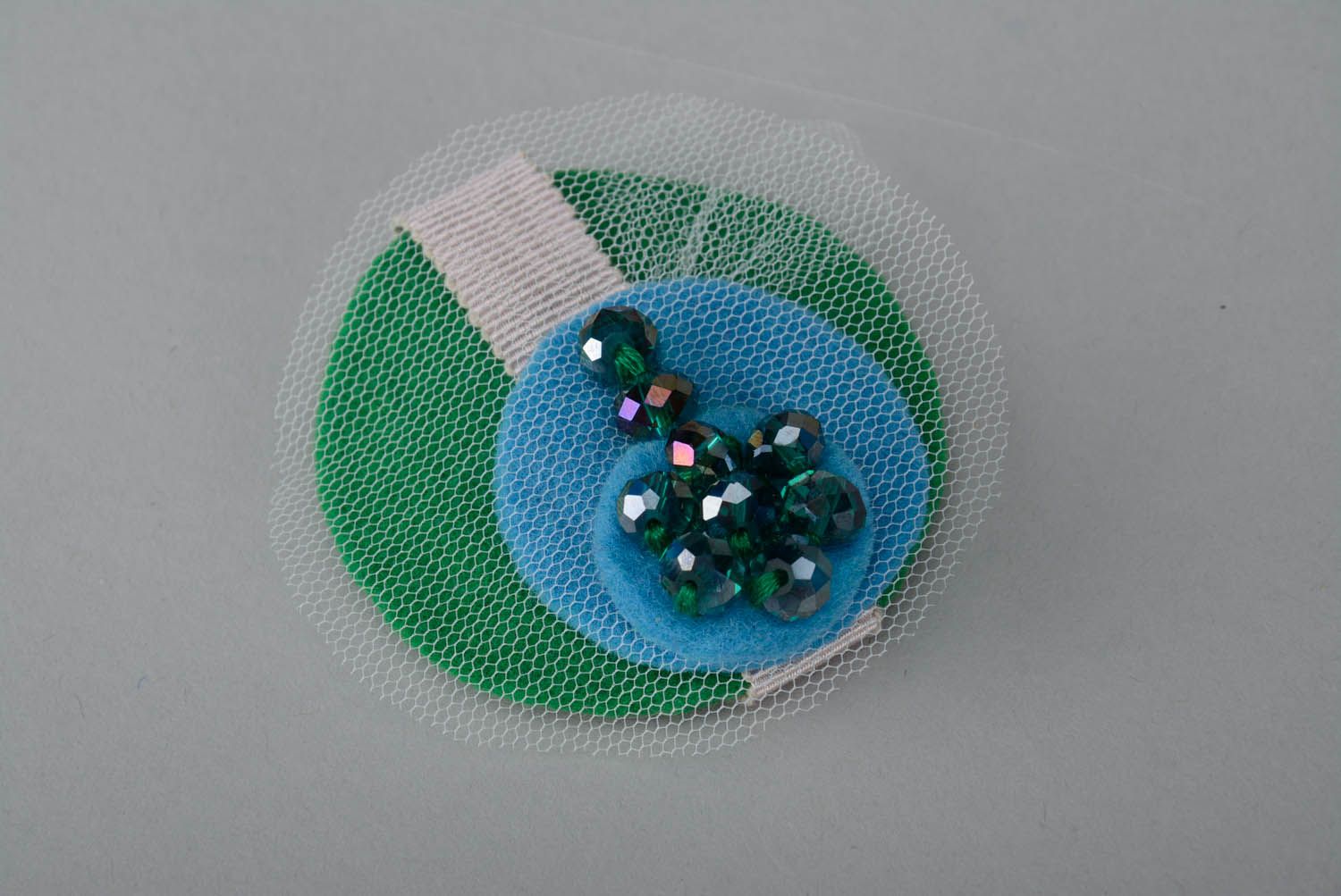 Broche artesanal de feltro decorado com vidro de esmeralda e fita de gorgorão foto 3