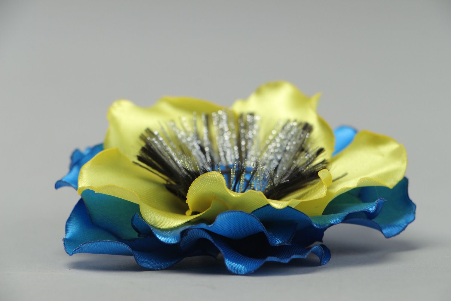 Broche barrette faite main originale en tissu de satin Fleur bleu jaune photo 2