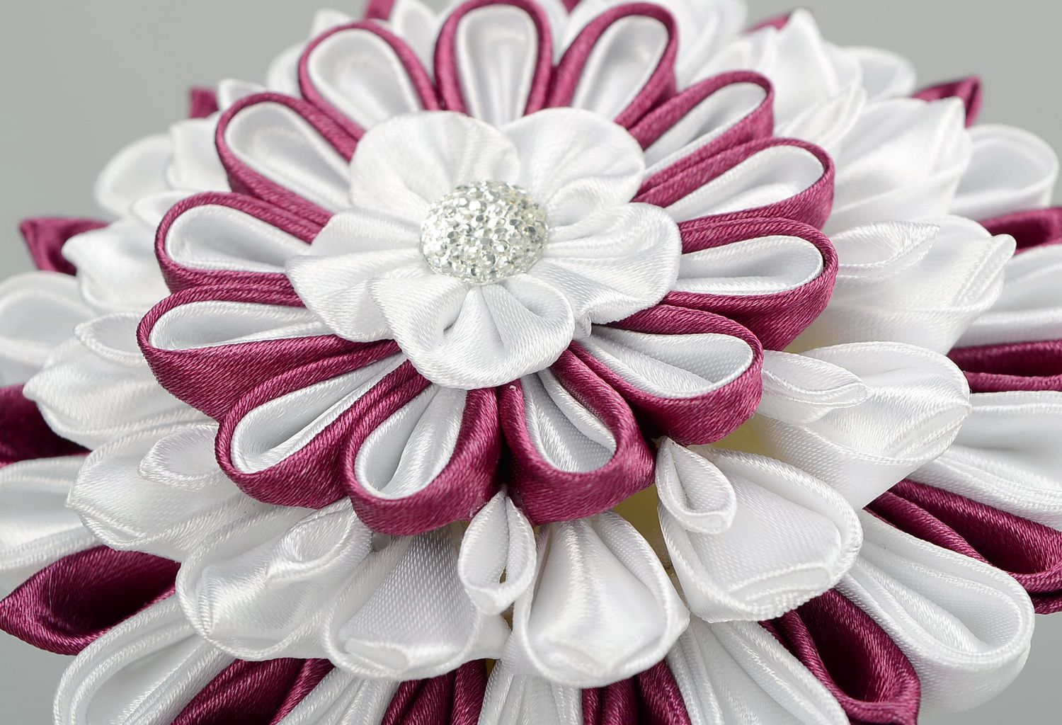 Coroa de florescom uma flor de cetim Claret e branco foto 2