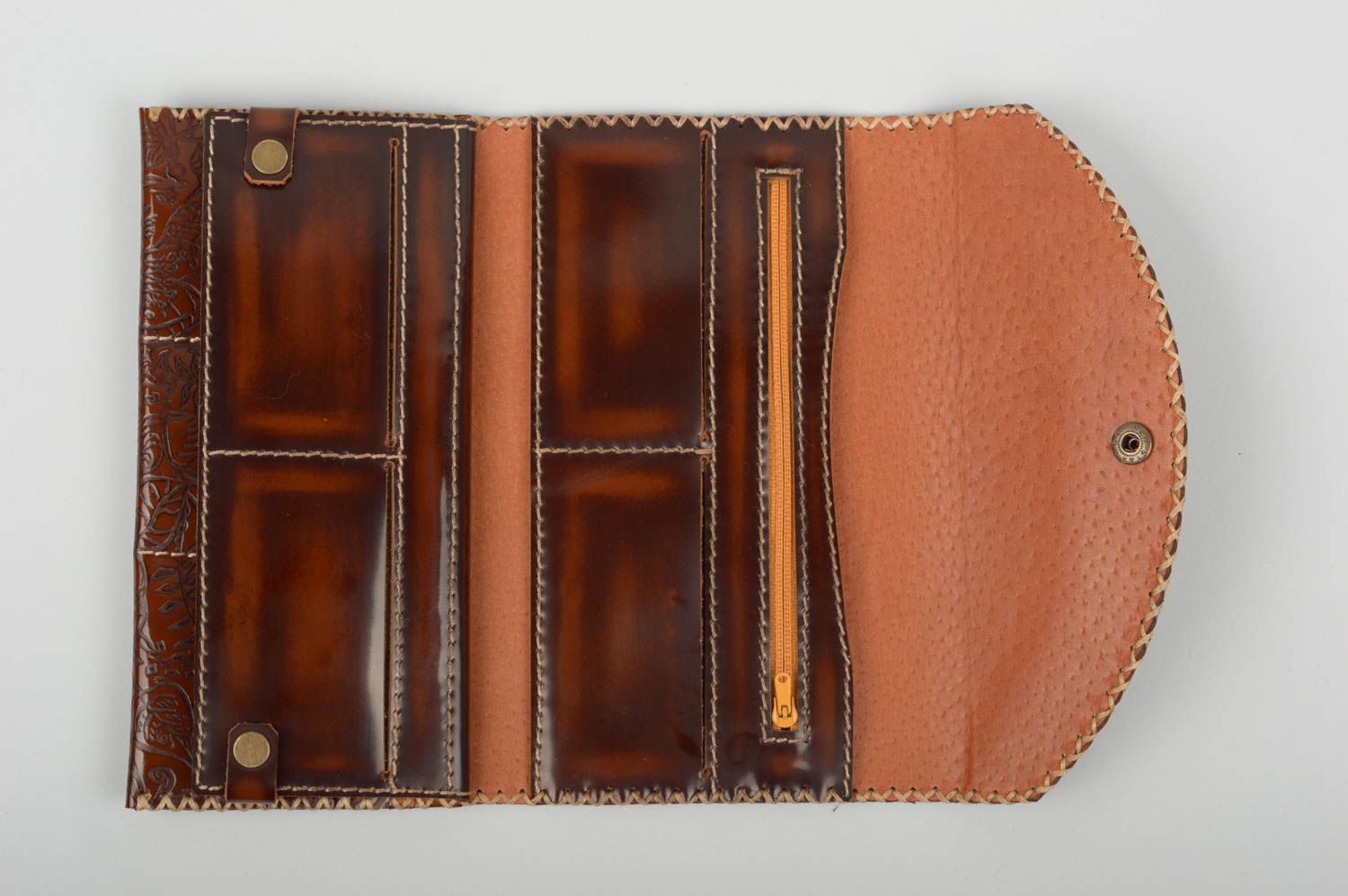 Schönes modisches braunes handgemachtes Portemonnaie aus Leder mit Mustern foto 2