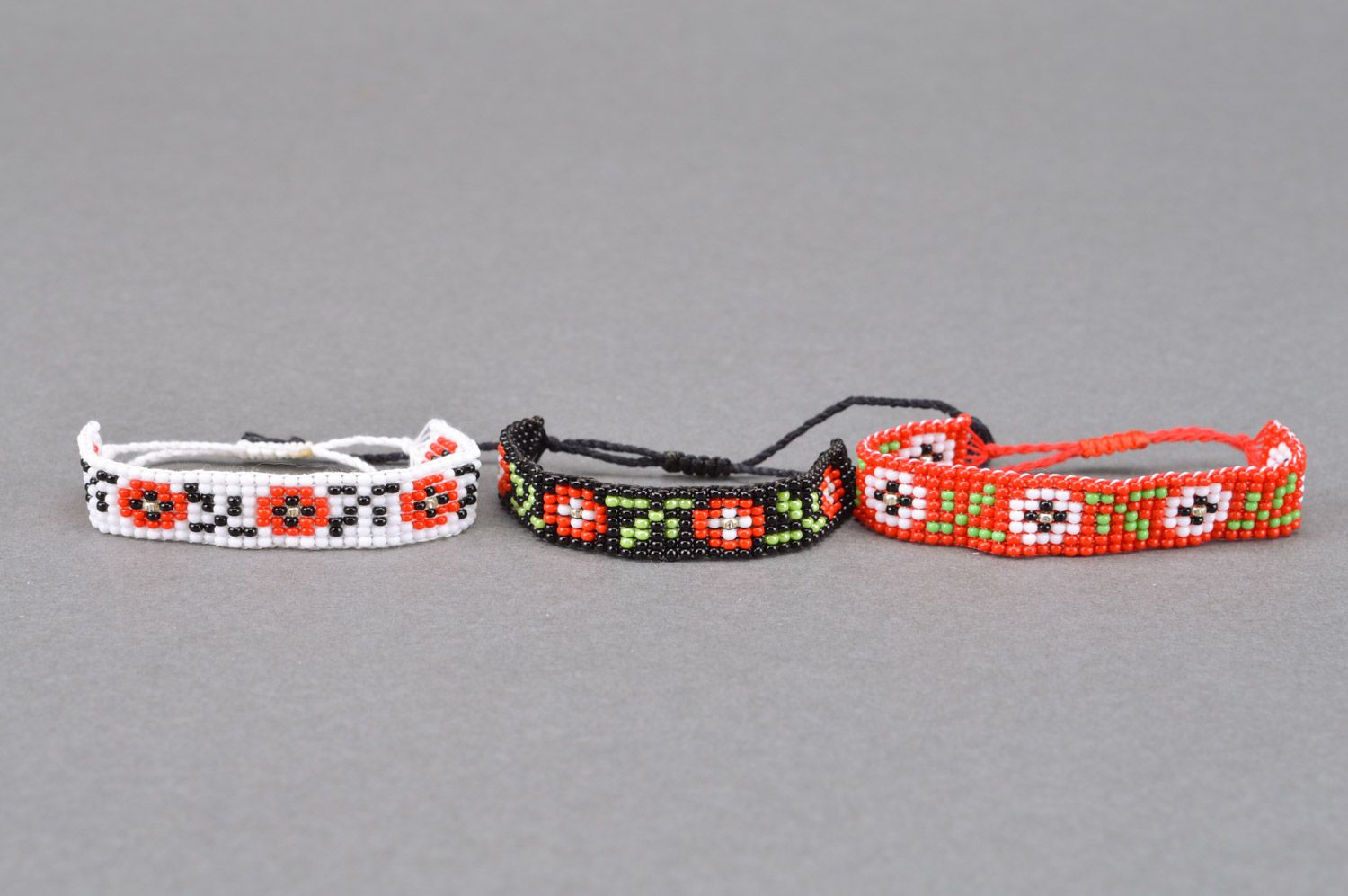 Schöne ethno Armbänder aus Glasperlen in Rot Schwarz und Weiß handmade für Frauen foto 2