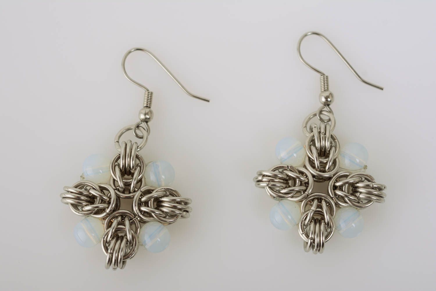 Stilvolle schöne Ohrringe aus Metall mit Glasperlen künstlerische Handarbeit foto 1
