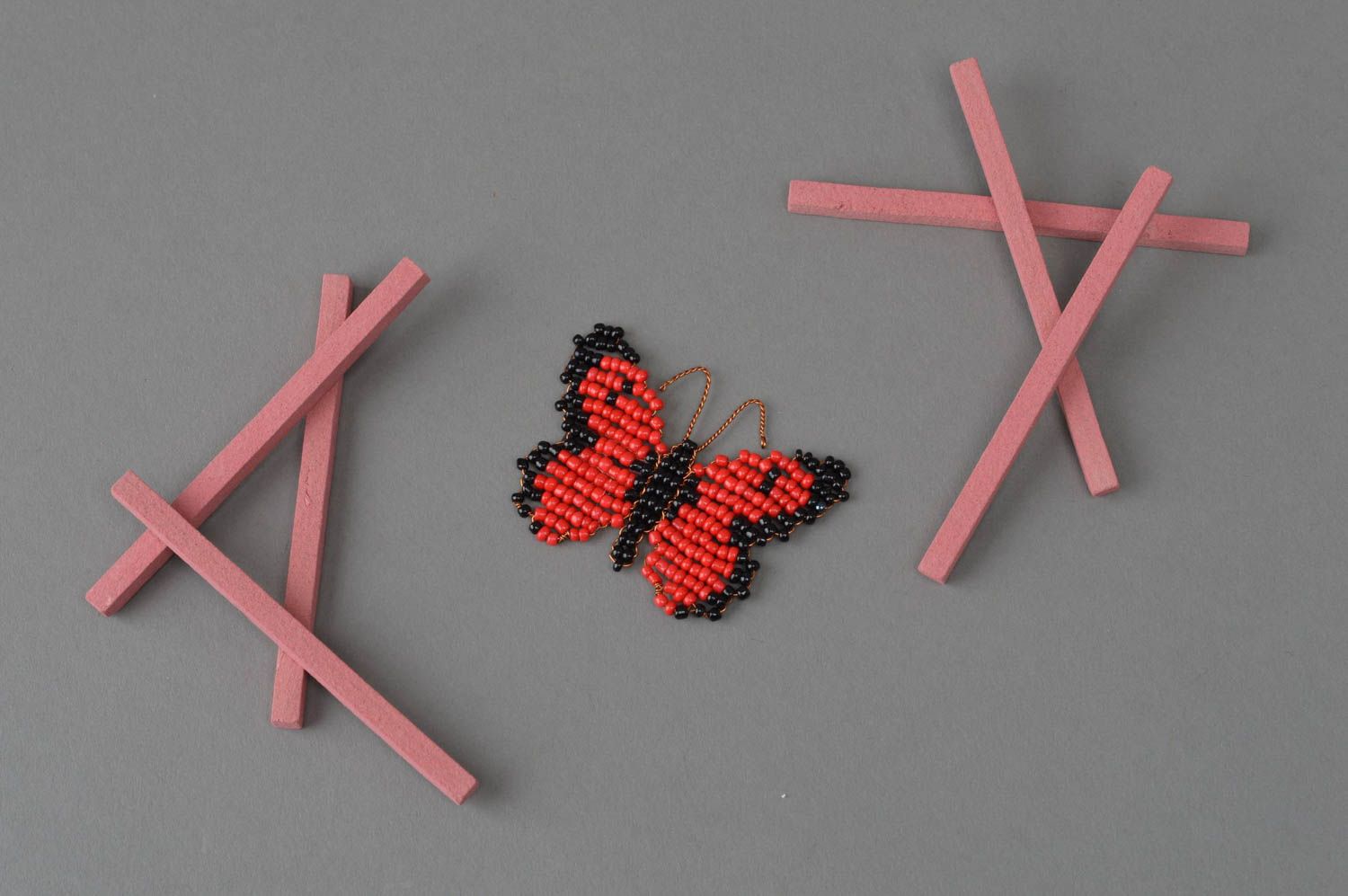 Плетеный магнит на холодильник в виде бабочки красный с черным ручная работа фото 1