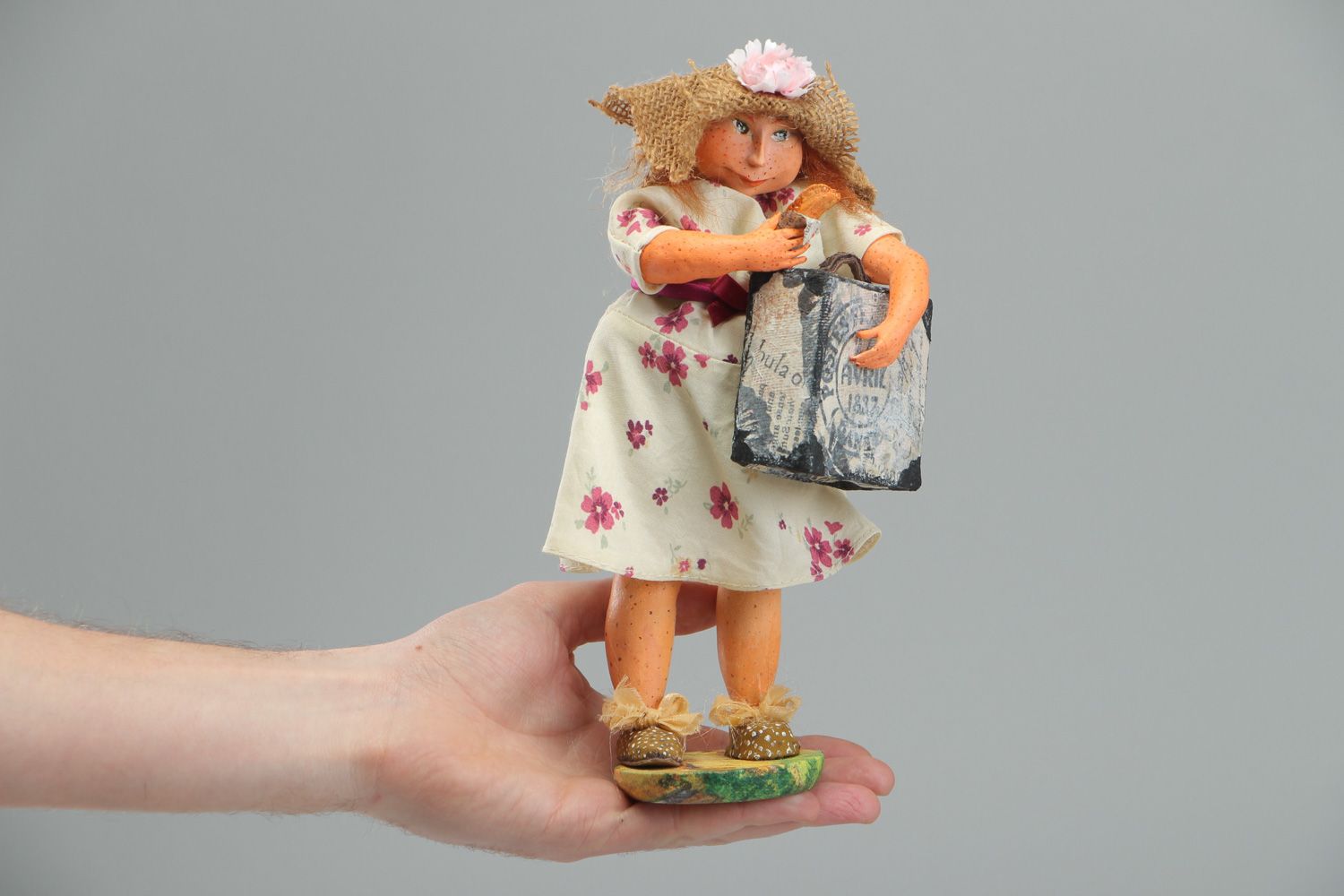 Figura de cerámica modelada a mano en soporte Vacacionista con sombrero foto 4