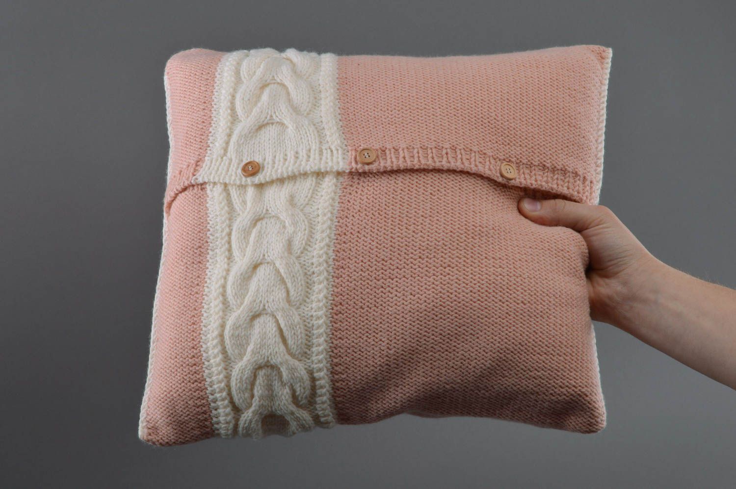 Coussin tricoté en fils acryliques et de laine beige fait main avec boutons photo 4