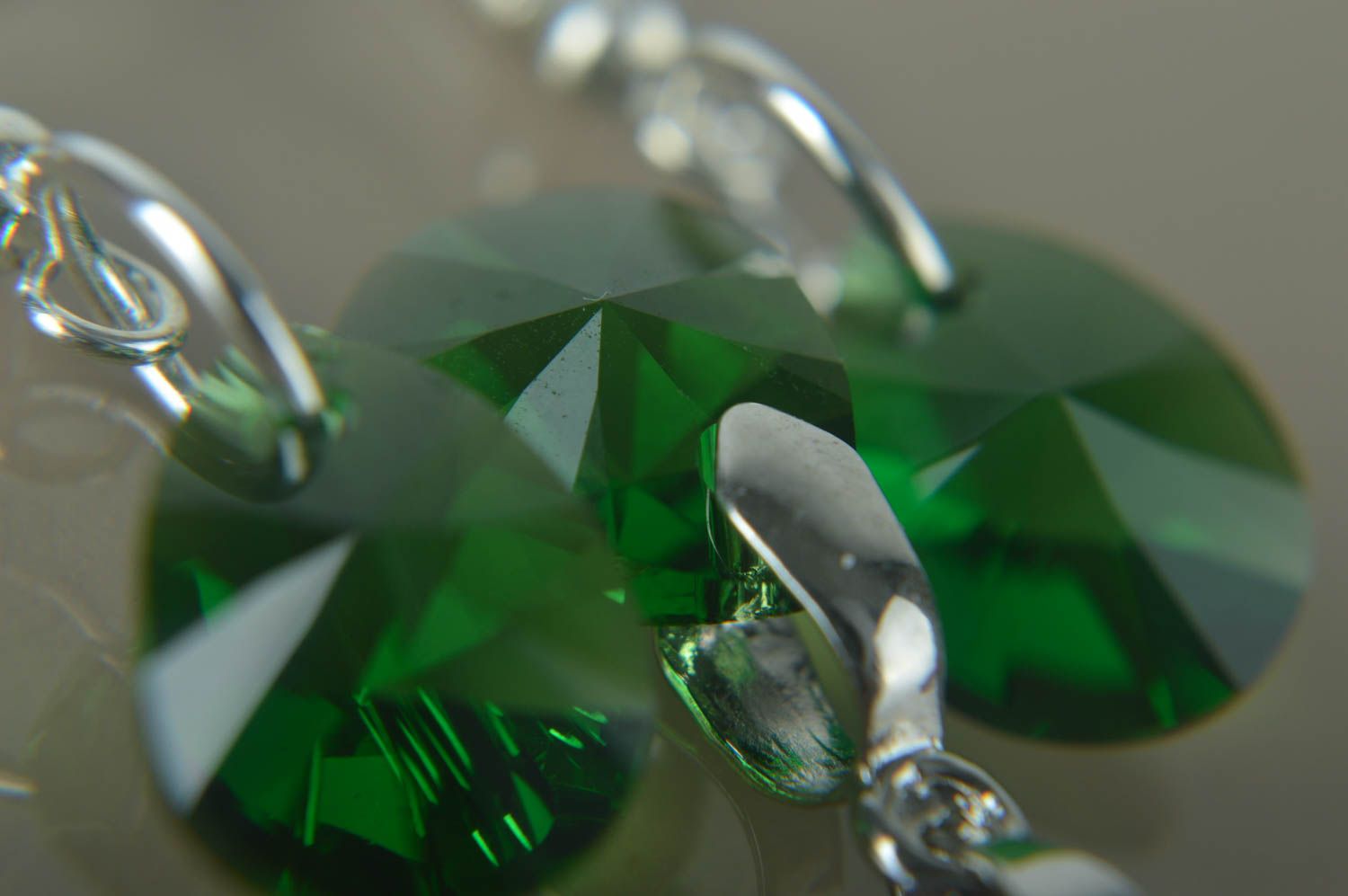 Conjunto de bisutería artesanal de pendientes y colgante de cristal verde foto 5
