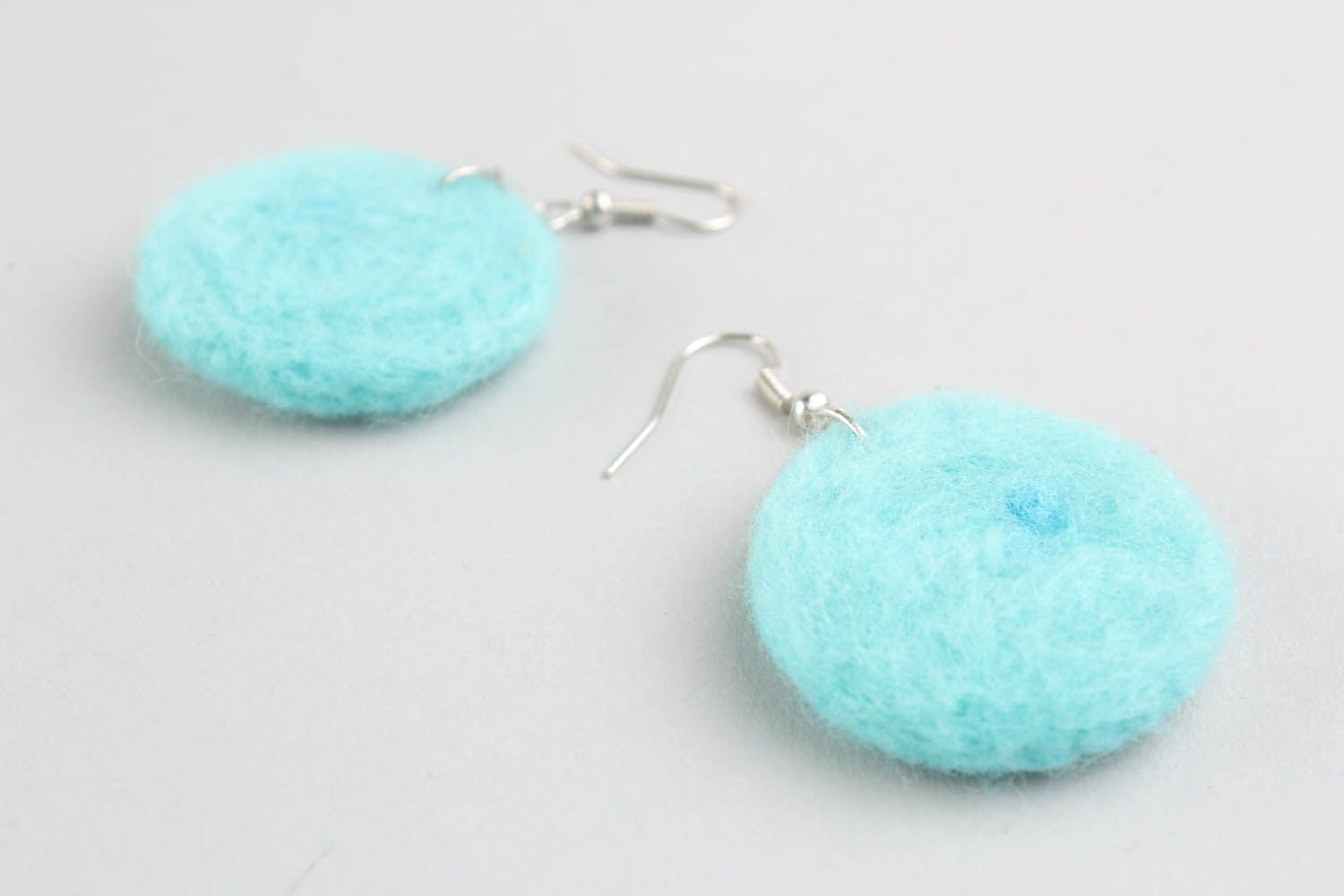 Boucles d'oreilles en laine feutrée boutons bleu ciel photo 4