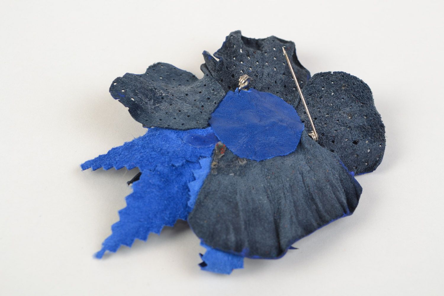 Broche en cuir fleur faite main bleue accessoire de créateur original pour femme photo 4