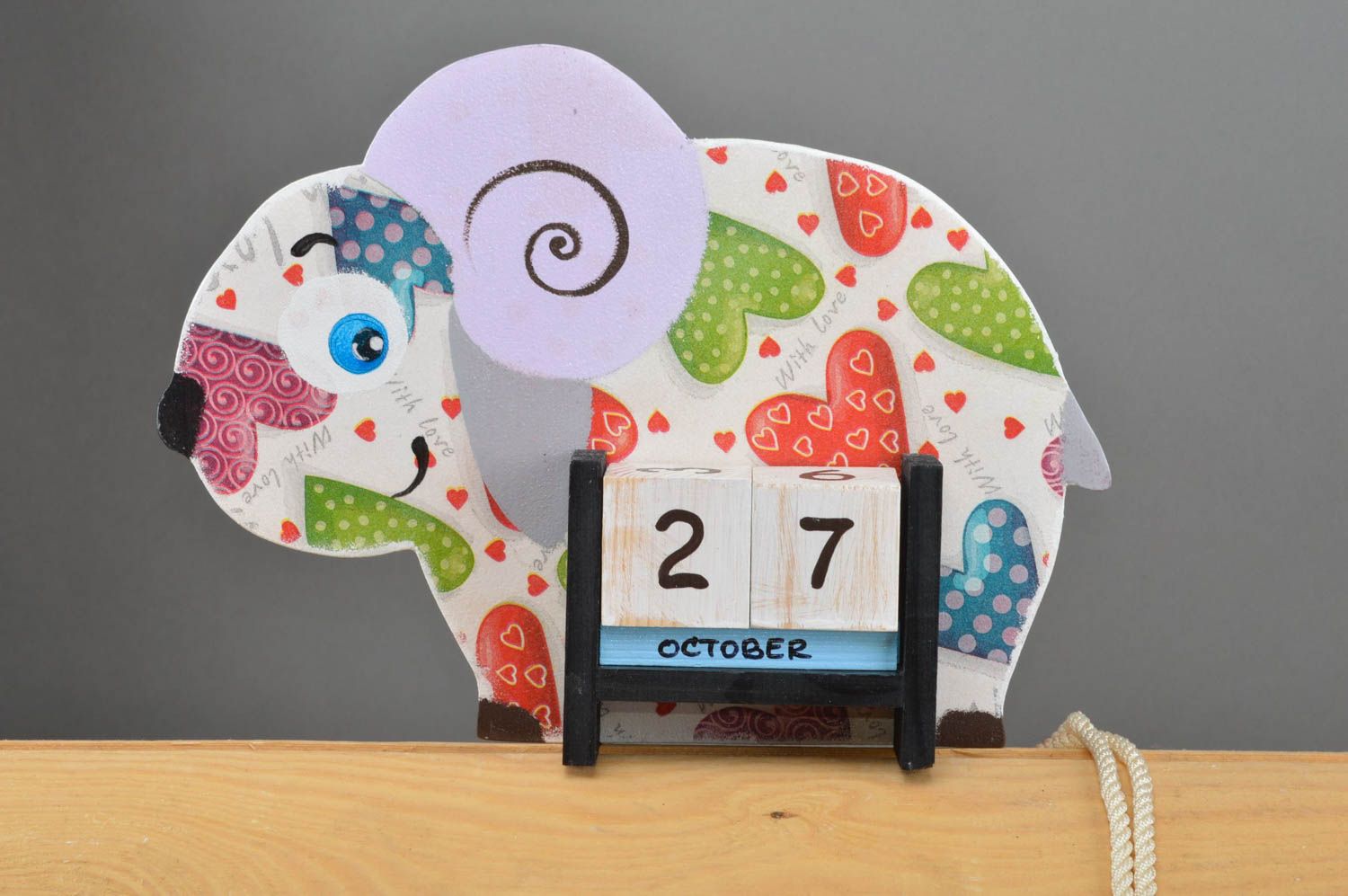 Детский календарь в виде барашка из фанеры декупаж в сердечки ручной работы фото 2