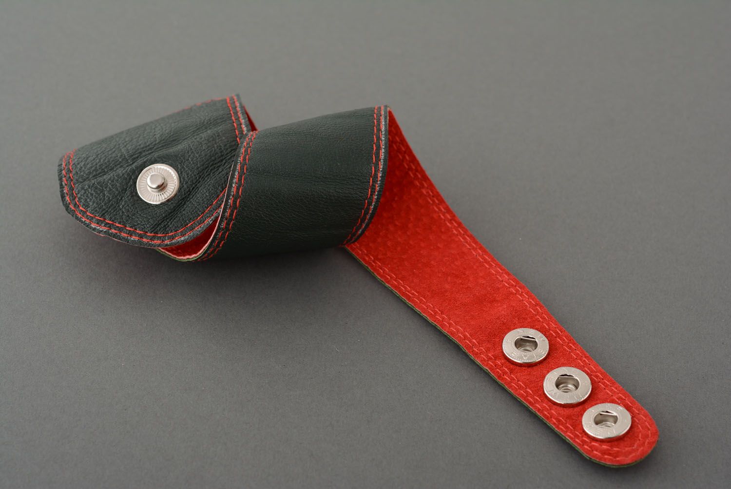Leather bracelet with buttons photo 4