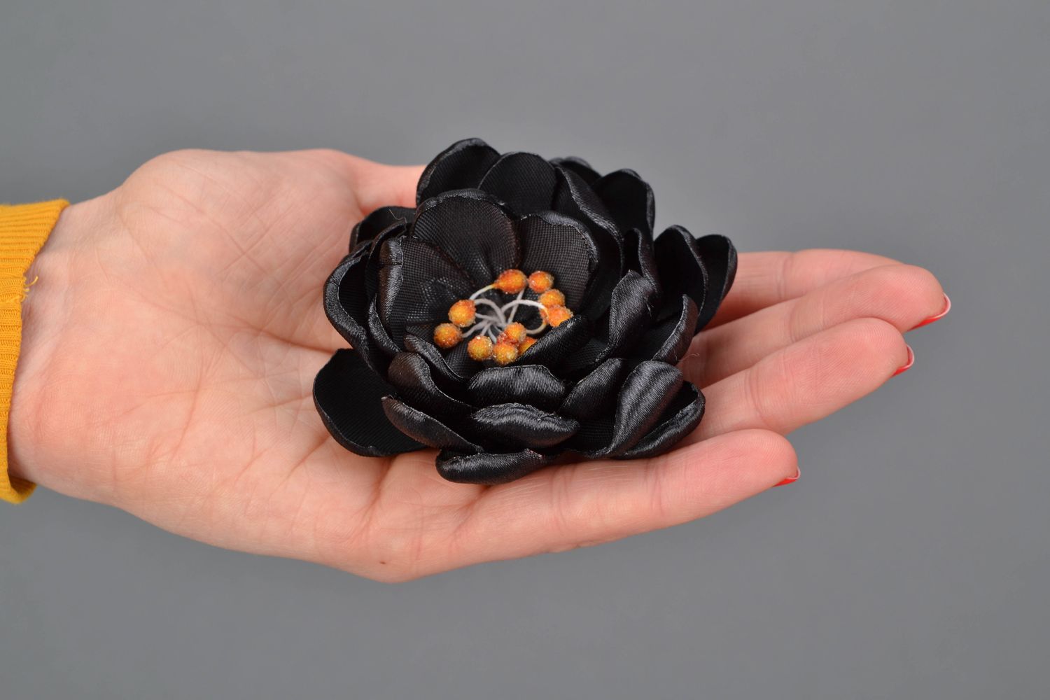 Брошь цветок из атласа черная  фото 2