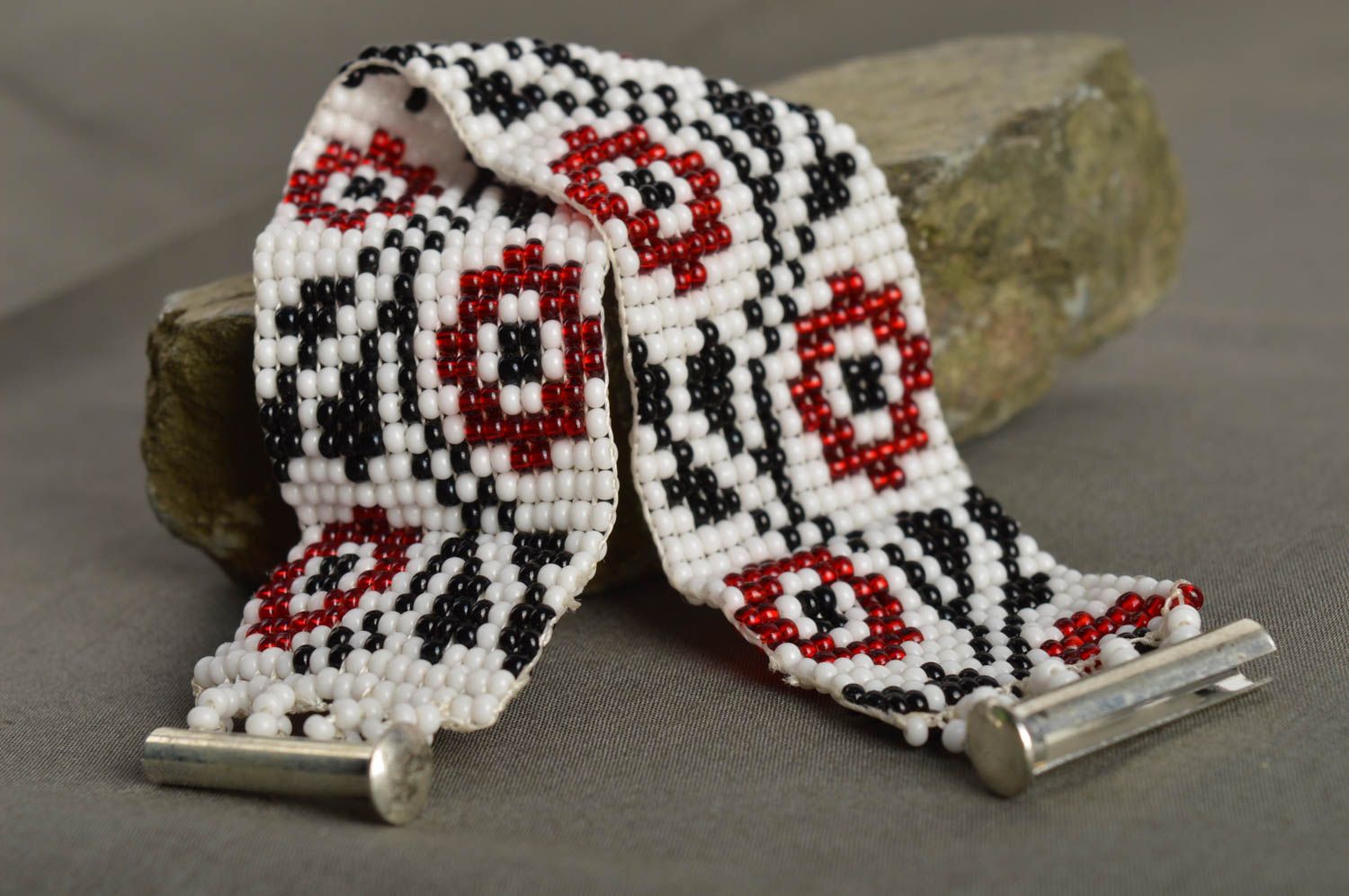 Wrist beaded bracelet with flower ornament in Ukrainian style in white and red colors photo 1
