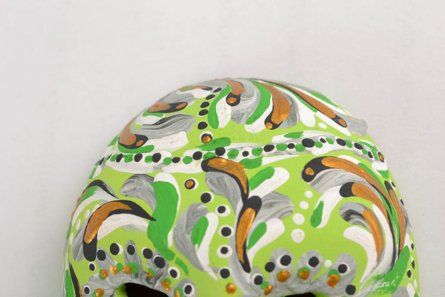 Магнит на холодильник в виде карнавальной маски в зеленой цветовой гамме фото 4