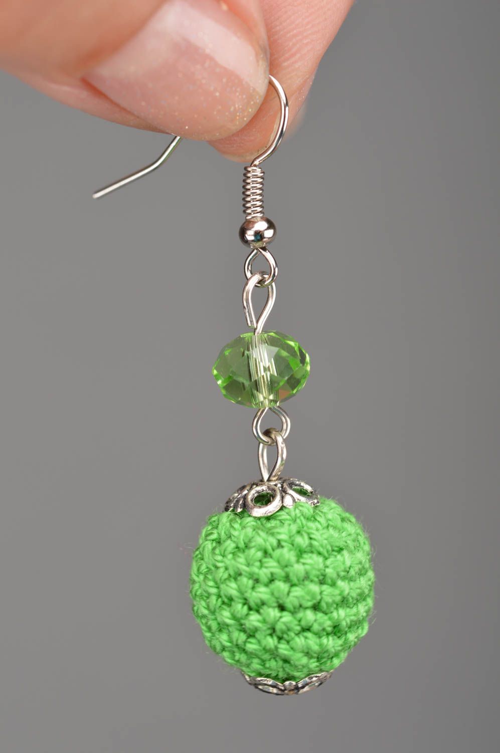 Longues boucles d'oreilles en tricot vertes faites main avec perles à facettes  photo 2