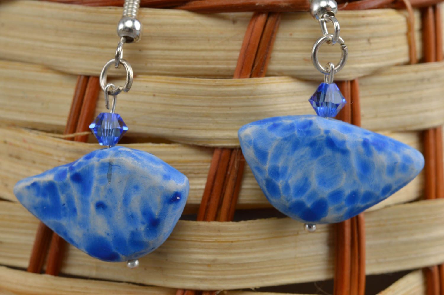 Boucles d'oreilles bleues en pâte polymère peintes faites main forme de pierre photo 1