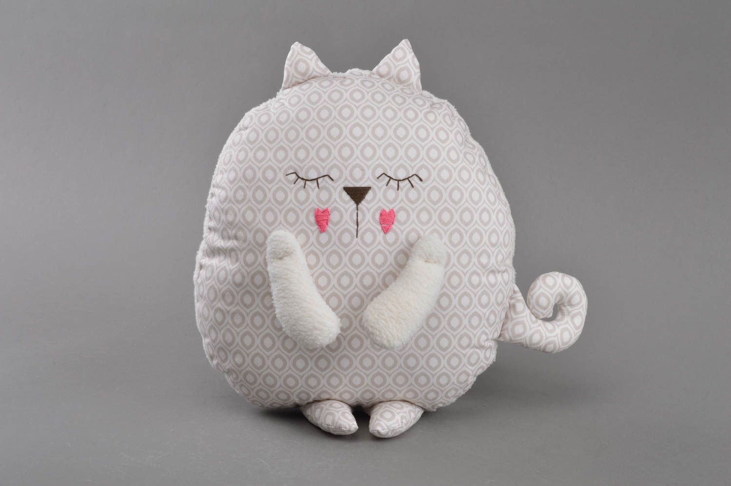 Almohada blanda gris con ornamentos artesanal con forma de gato original foto 3