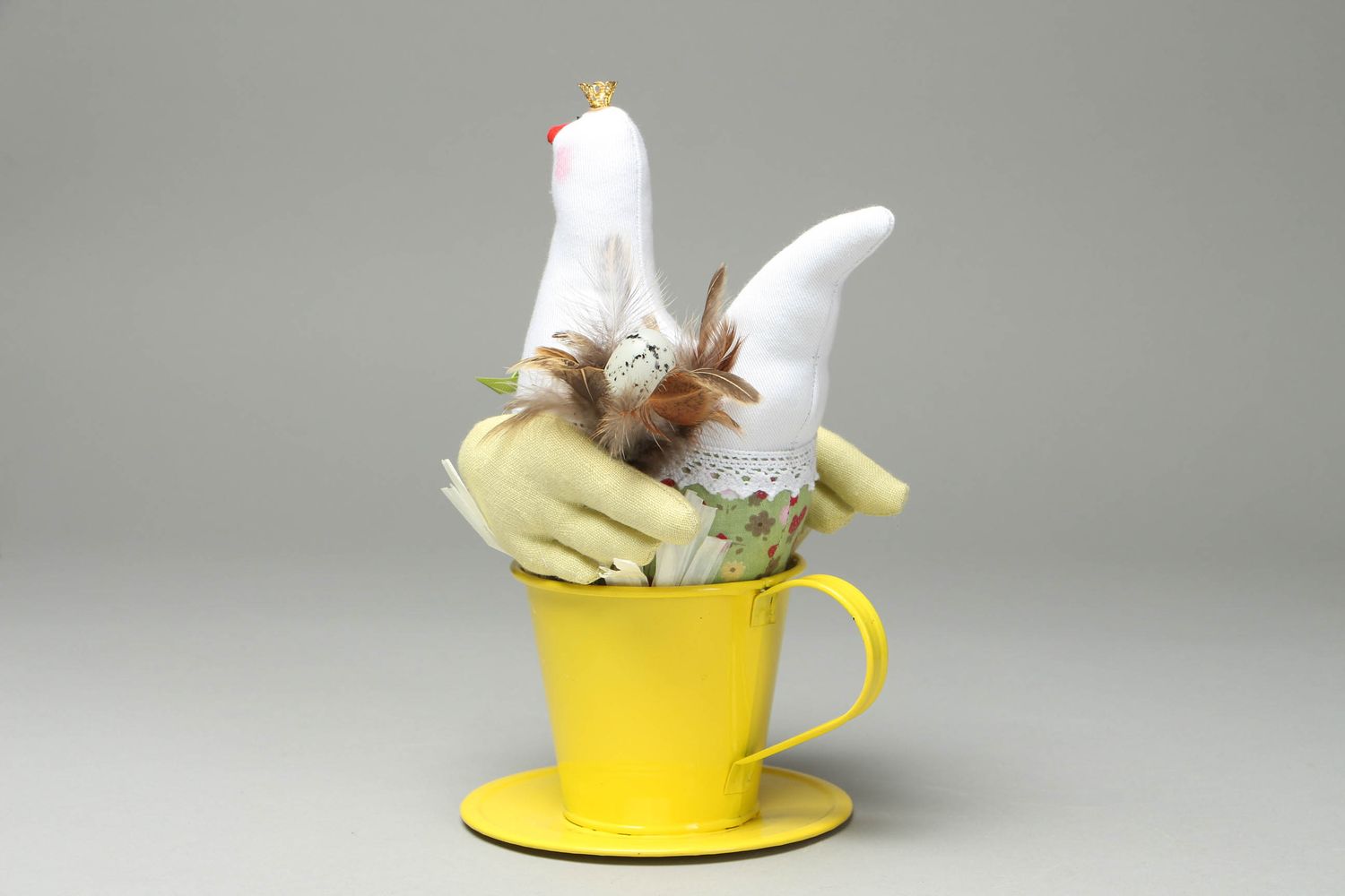 Мягкая интерьерная игрушка Курочка в желтой чашке фото 3