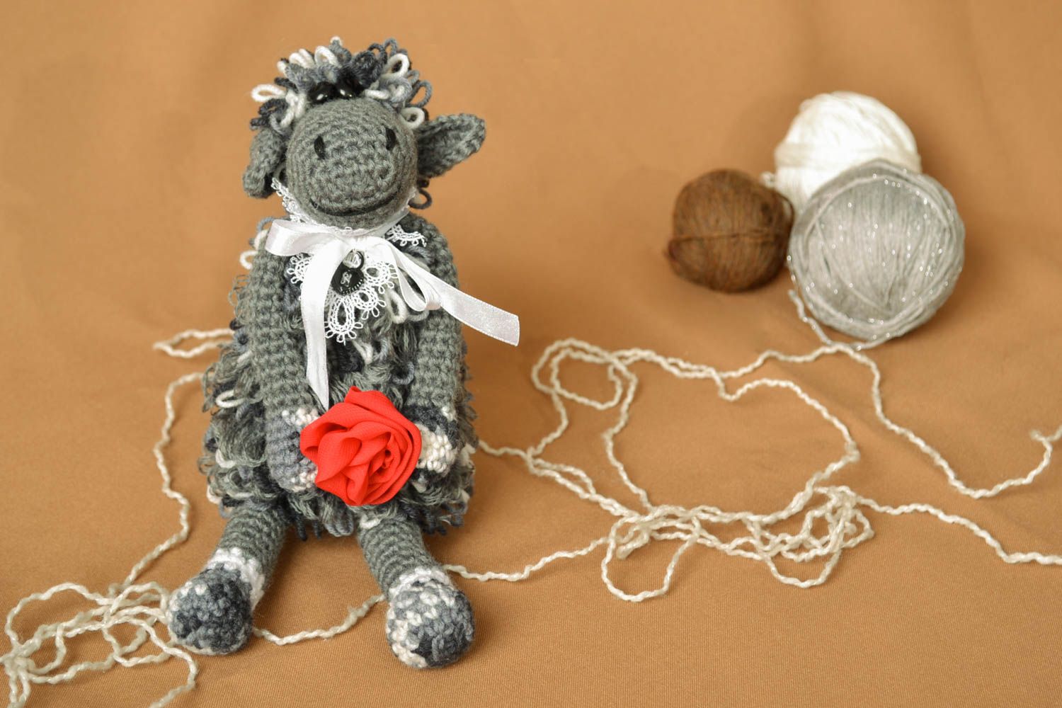 Giocattolo a maglia fatto a mano pupazzo a forma di signorina pecorella foto 1