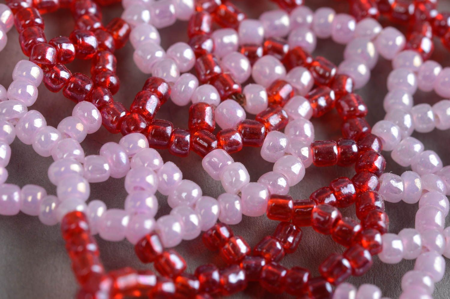 Boucles d'oreilles en perles de rocaille faites main rouge rose pendantes photo 5