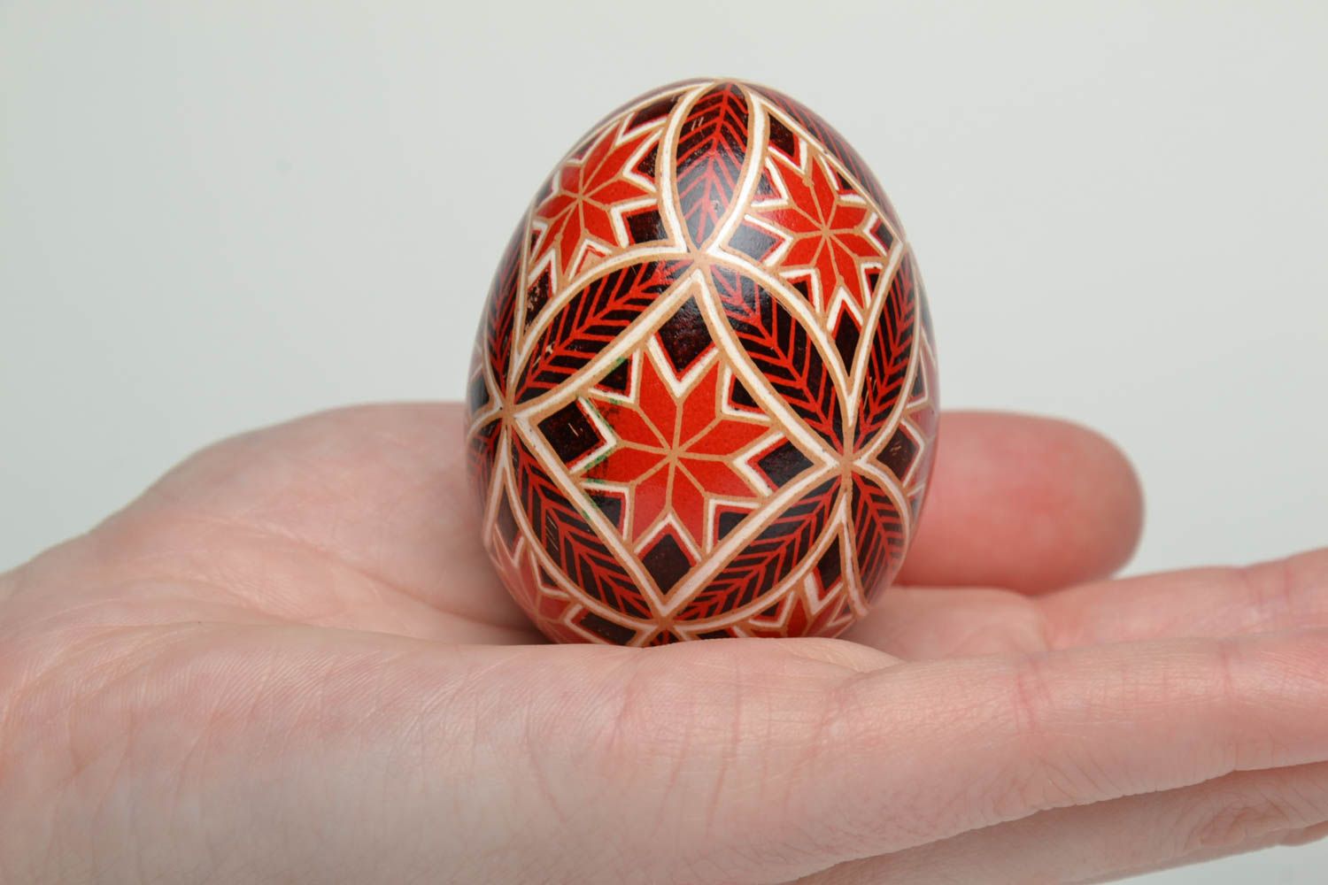 Oeuf de Pâques peint à l'aniline fait main avec symboles traditionnels photo 5