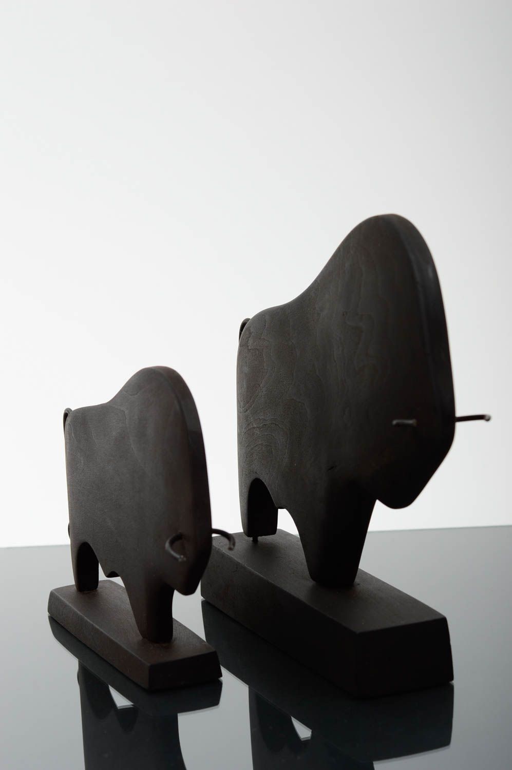 Деревянные фигурки набор из 2 изделий быки черные маленький и большой хэнд мейд фото 2