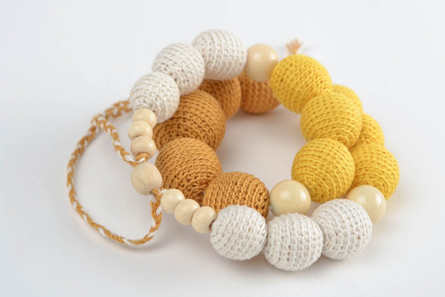 Long collier en perles recouvertes de fils jaune et blanc fait main stylé photo 5