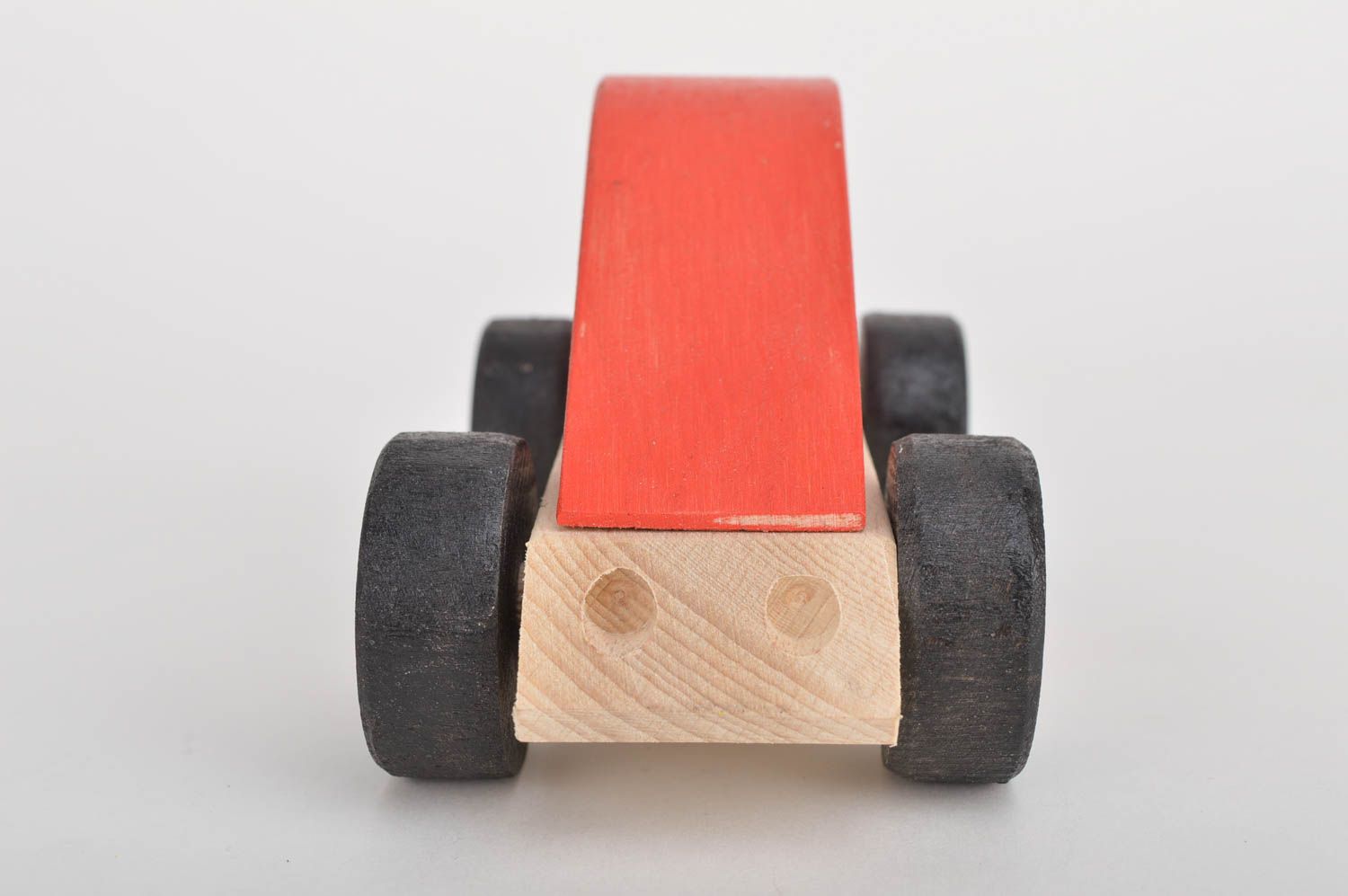 Rotes handmade Spielzeug Holz Auto Geschenk für Kinder Spielzeug aus Holz grell foto 4