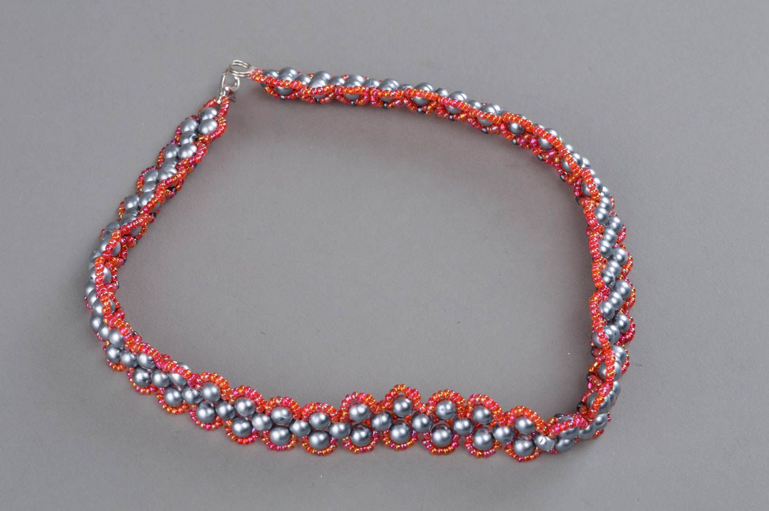 Collier en perles de fantaisie et perles de rocaille gris-rouge fait main photo 2
