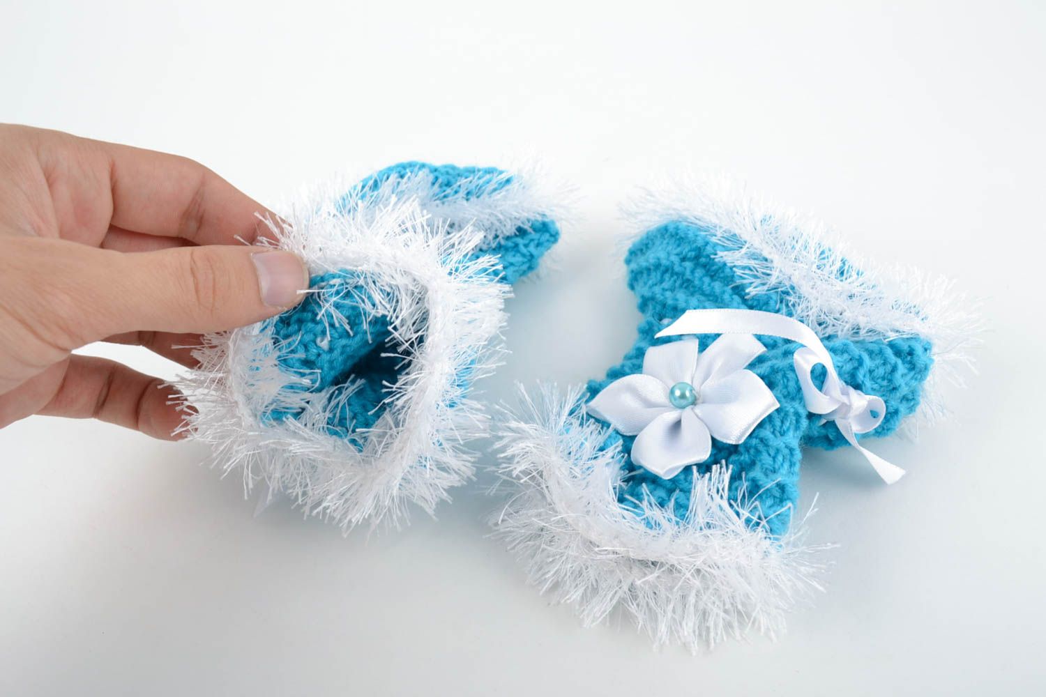 Детские пинетки из полушерстяных ниток голубые с белыми цветочками ручной работы фото 5