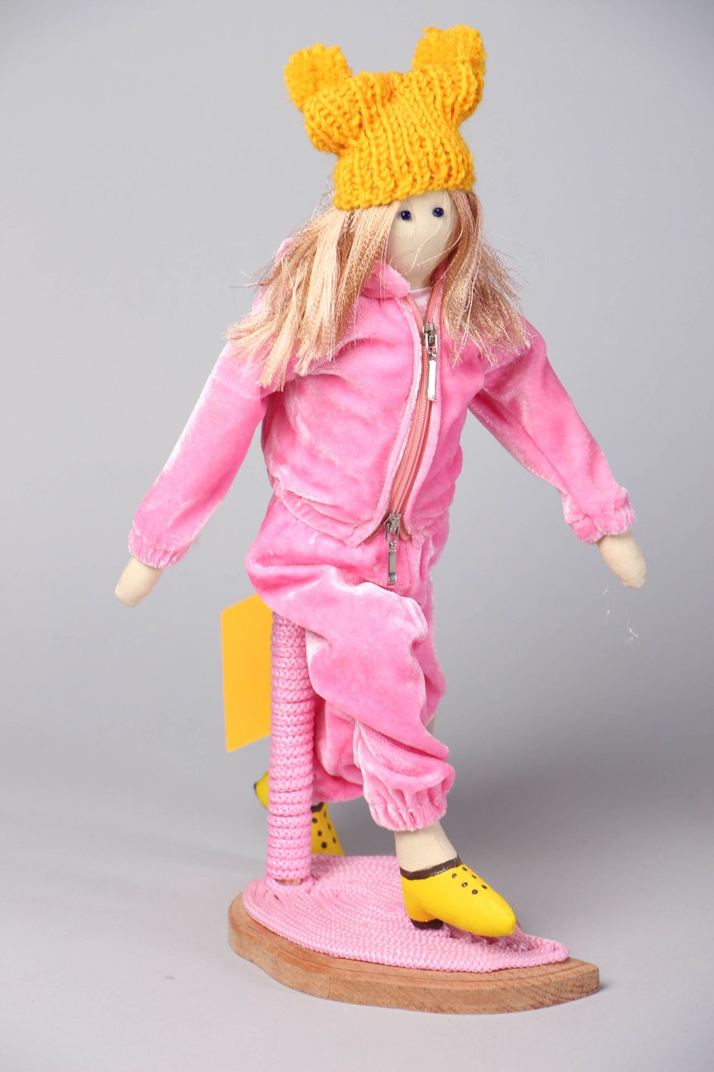 Muñeca de autor en soporte Niña en traje deportivo rosado foto 1