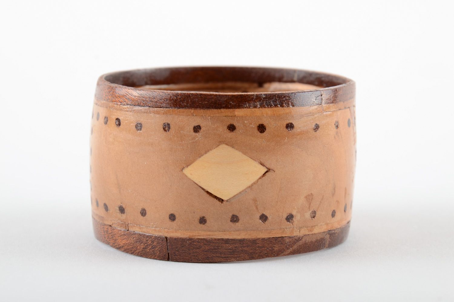 Handgemachtes breites getöntes geschnitztes Armband aus Holz in Intarsie Technik  foto 3
