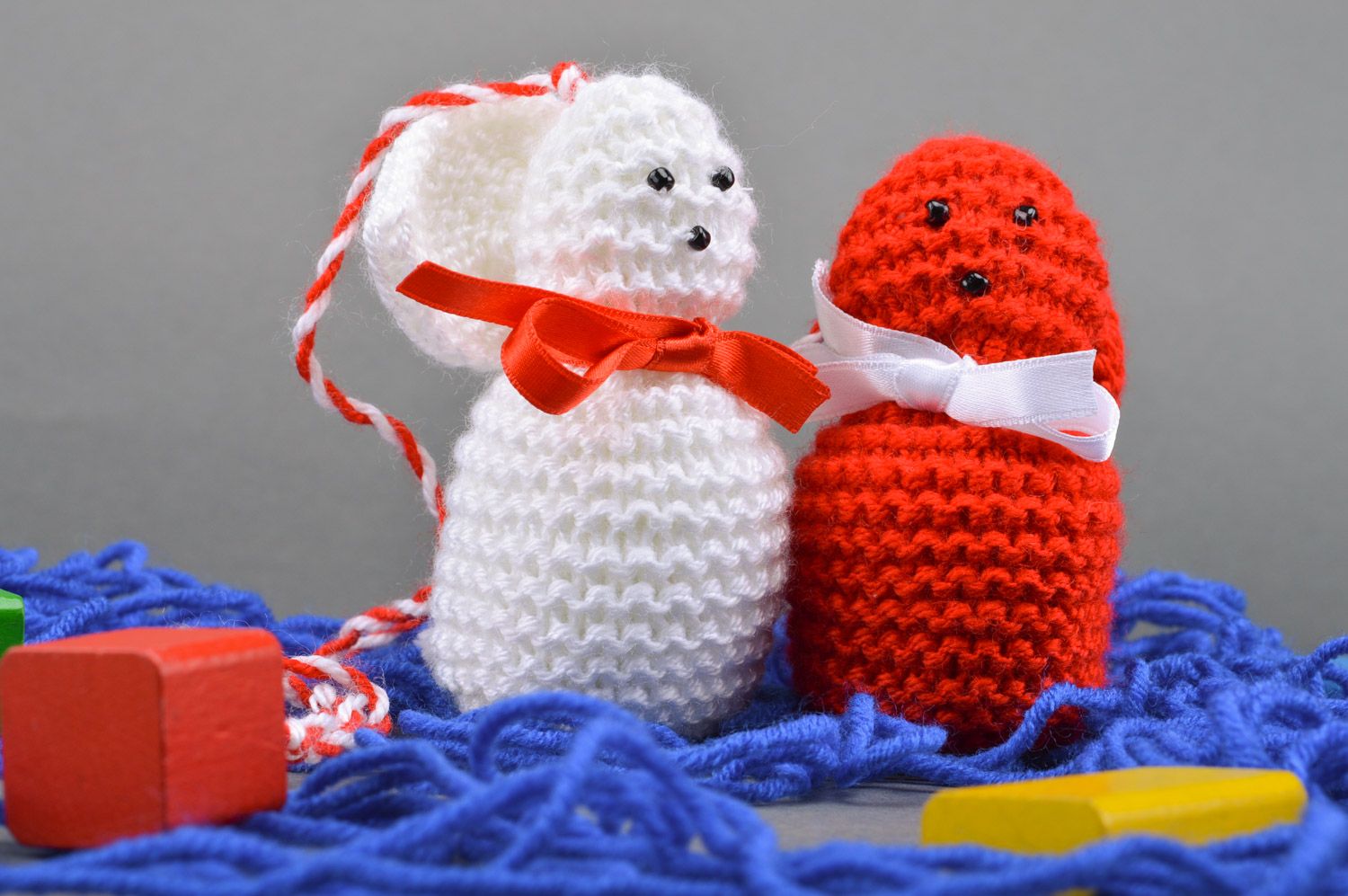 Мягкая вязаная игрушка на веревочке два зайчика красный и белый ручной работы фото 1