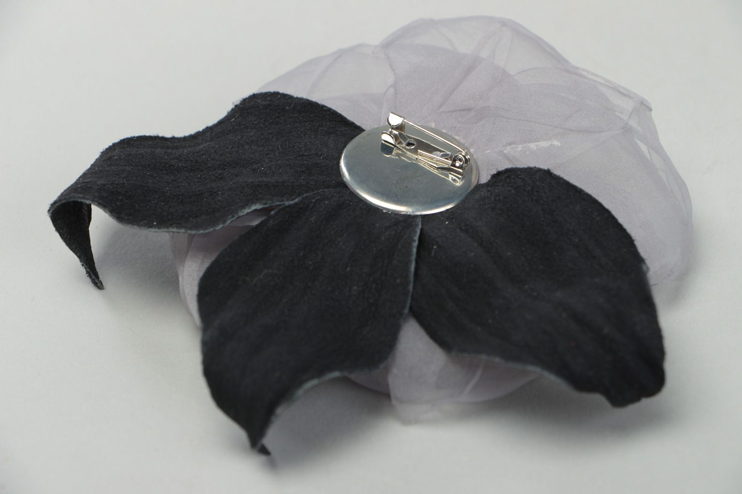 Graue schöne handgemachte Brosche Blume aus Kapron und Leder für Frauen  foto 3