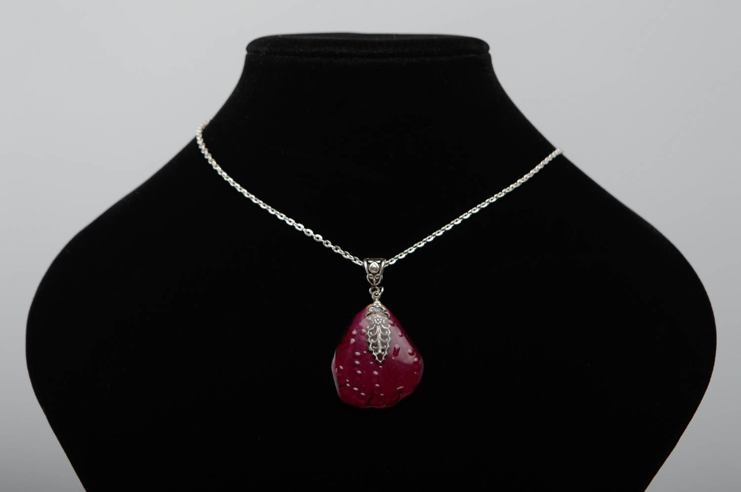 Neck pendant with rose petal coated with epoxy photo 3