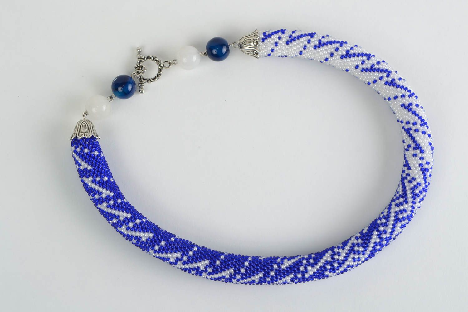 Beau collier en perles de rocaille bleu blanc au crochet fait main accessoire photo 5