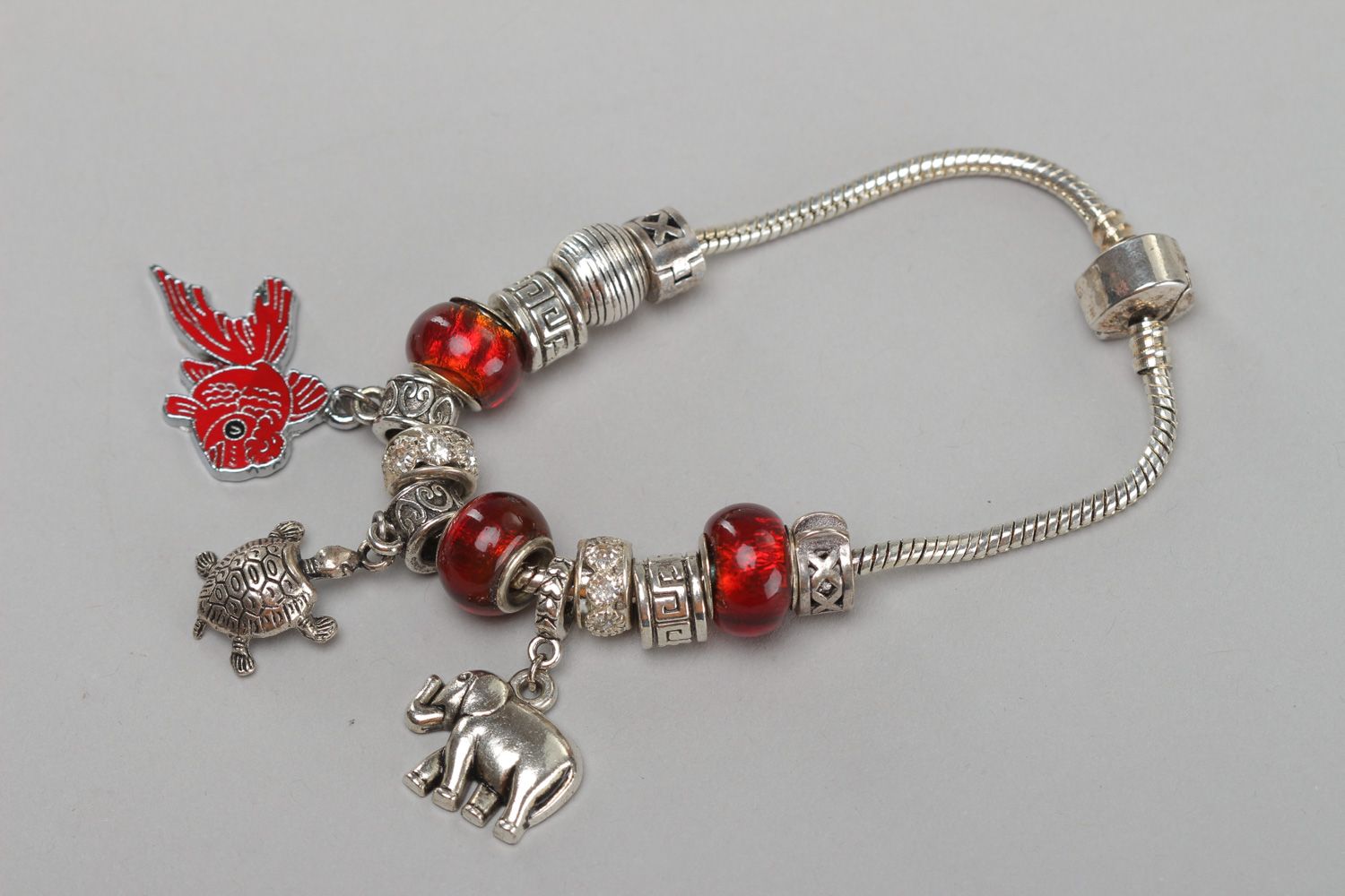 Bracelet en métal fait main original avec pendentifs rouges pour fille photo 1