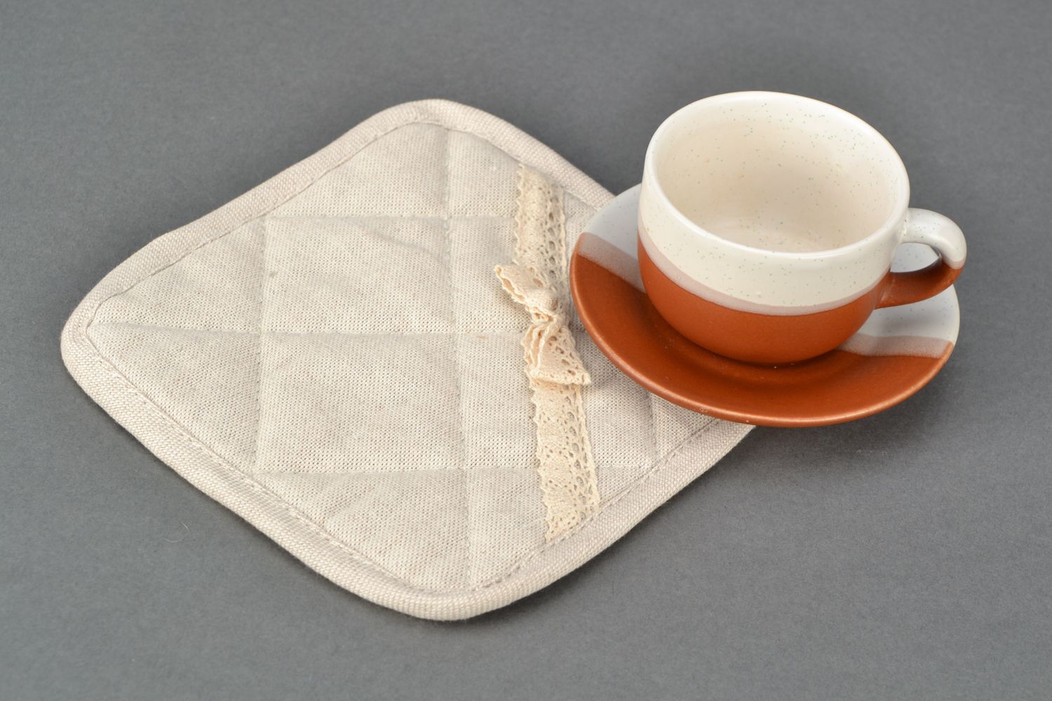 Manique carrée blanche en coton et polyamide avec dentelle et noeud faite main photo 1