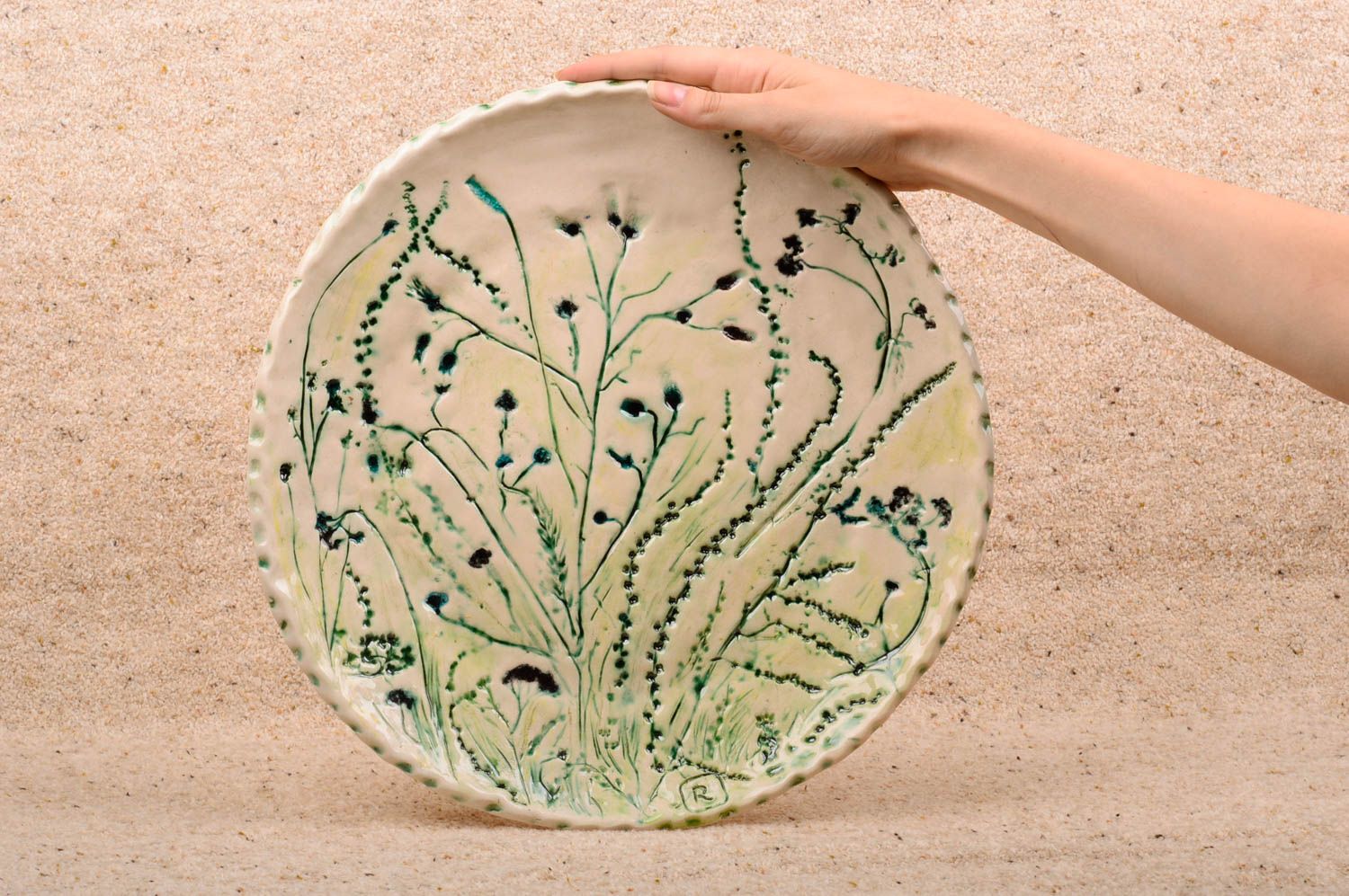Красивая керамическая тарелка с росписью в трафаретной технике для подачи блюд фото 1