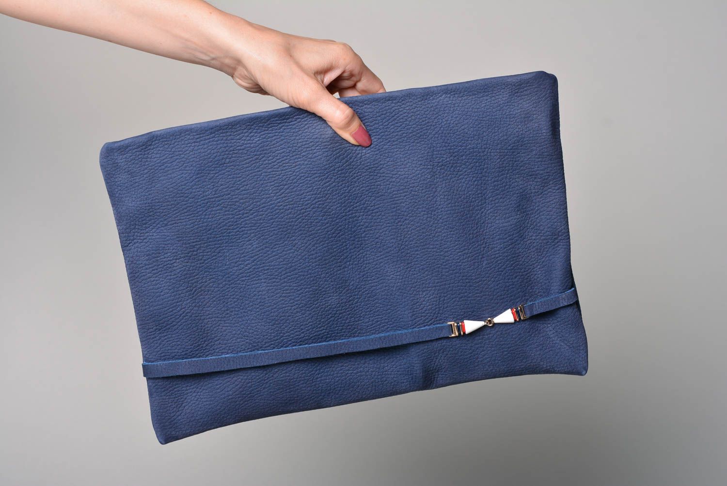Sac pour ordinateur portable fait main bleu Accessoire en cuir pour femme photo 4